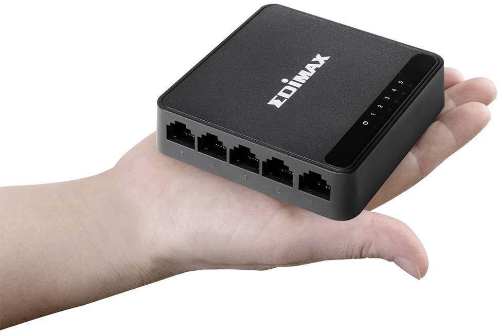 Ein kleiner schwarzer Netzwerk-Switch mit fünf Ethernet-Ports wird in einer Hand gehalten.