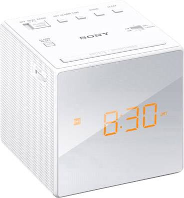 Weißer digitaler Radiowecker mit orangefarbener LED-Zeitanzeige '8:30'. Oben befinden sich Tasten für Radio, Alarm und Helligkeit.