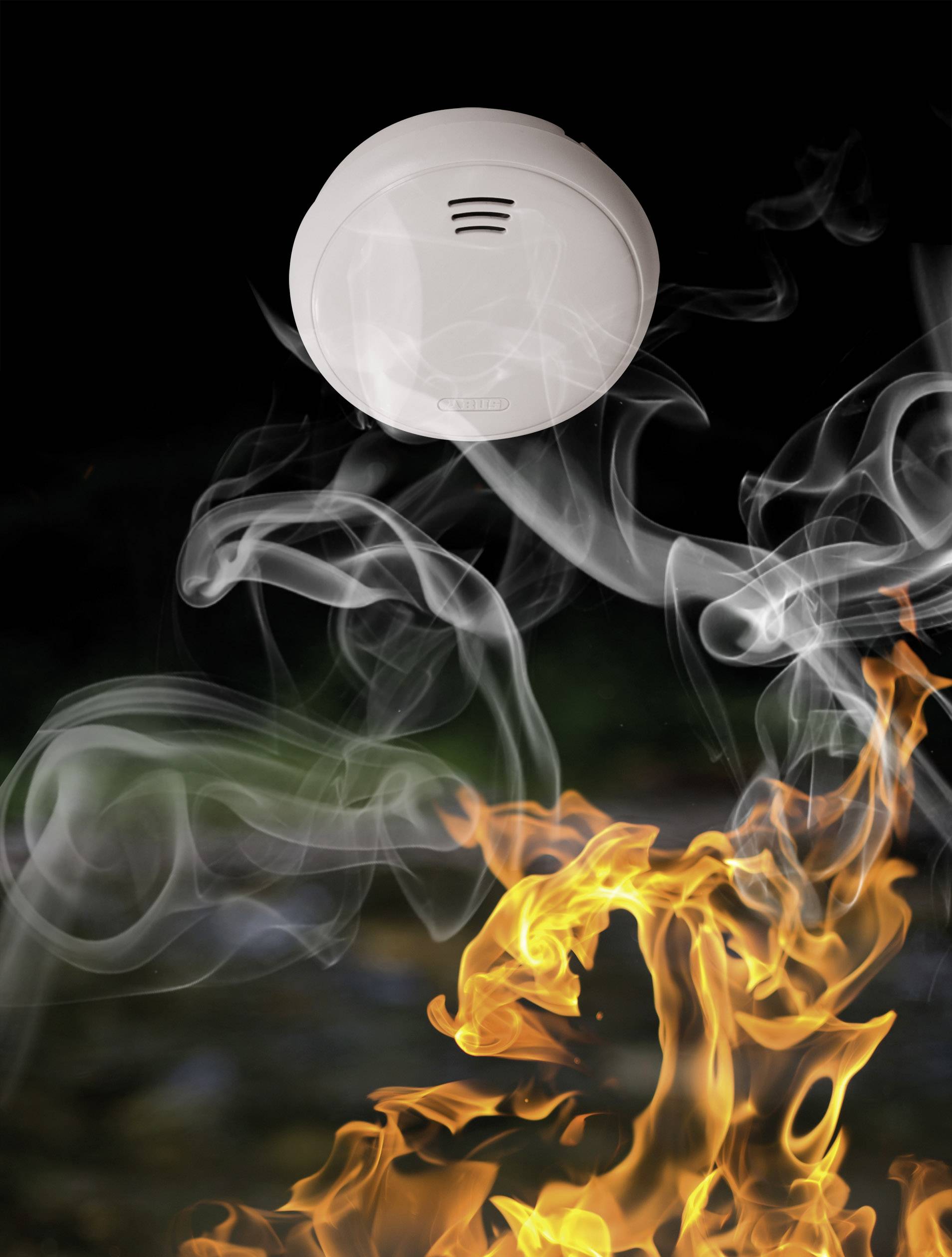 Ein Rauchmelder an der Decke, umgeben von Rauch und Flammen, symbolisiert Brandschutzmaßnahmen und die Wichtigkeit von Früherkennung.