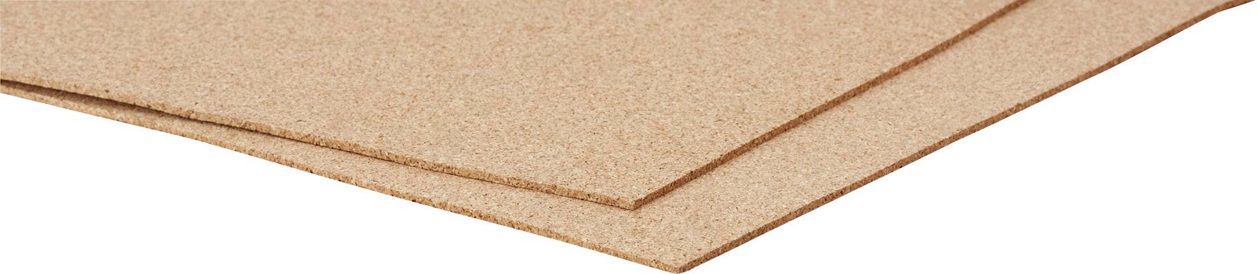 Drei übereinanderliegende Korkplatten, die eine glatte, natürliche Oberfläche zeigen.