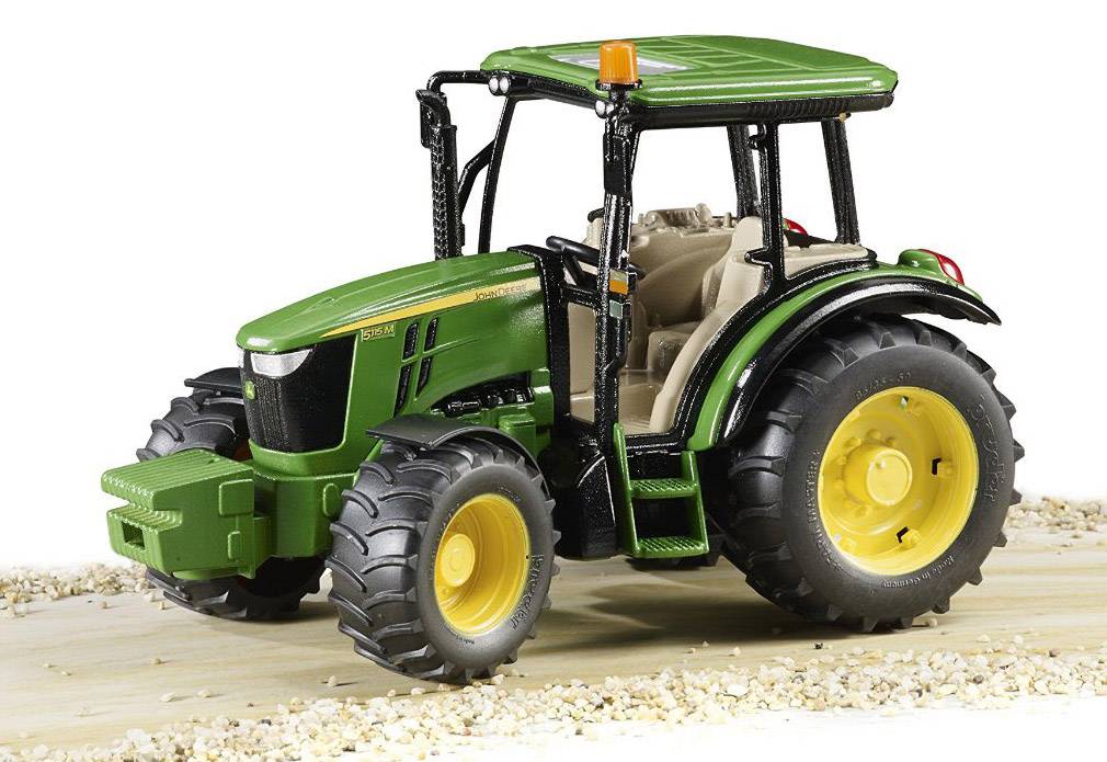 Ein grüner Traktor mit gelben Rädern steht auf einem steinigen Weg. Der Traktor hat eine orangefarbene Warnleuchte auf dem Dach.