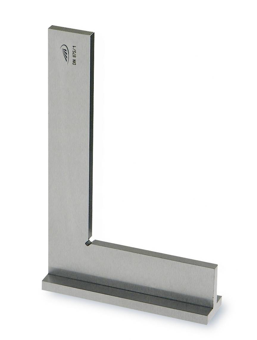 Ein Winkelmaß, aus Metall gefertigt, zeigt einen rechten Winkel mit zwei rechtwinkligen Seiten auf einer soliden Basis.