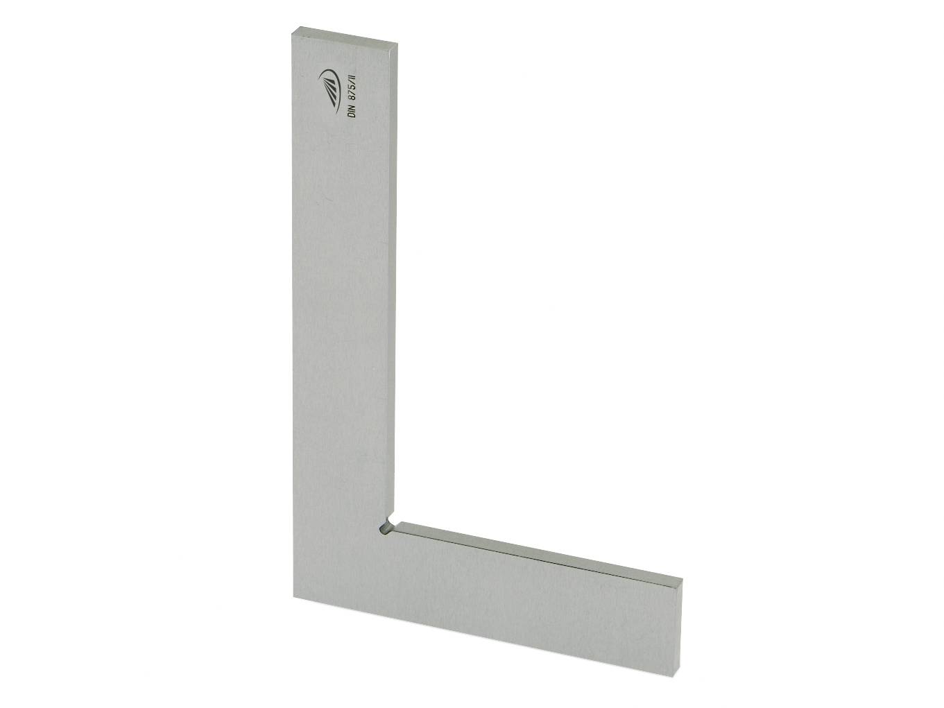 Winkelmesser aus Metall in L-Form, auf einer weißen Fläche liegend.
