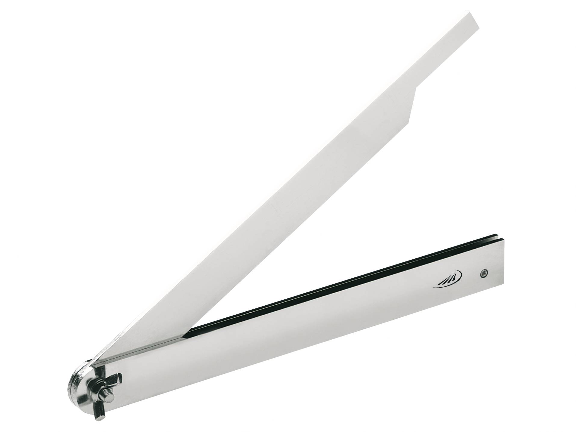 Ein silberner Winkelmesser mit einem beweglichen Schenkel, verwendet zur Messung von Winkeln in Handwerks- und Bauarbeiten.