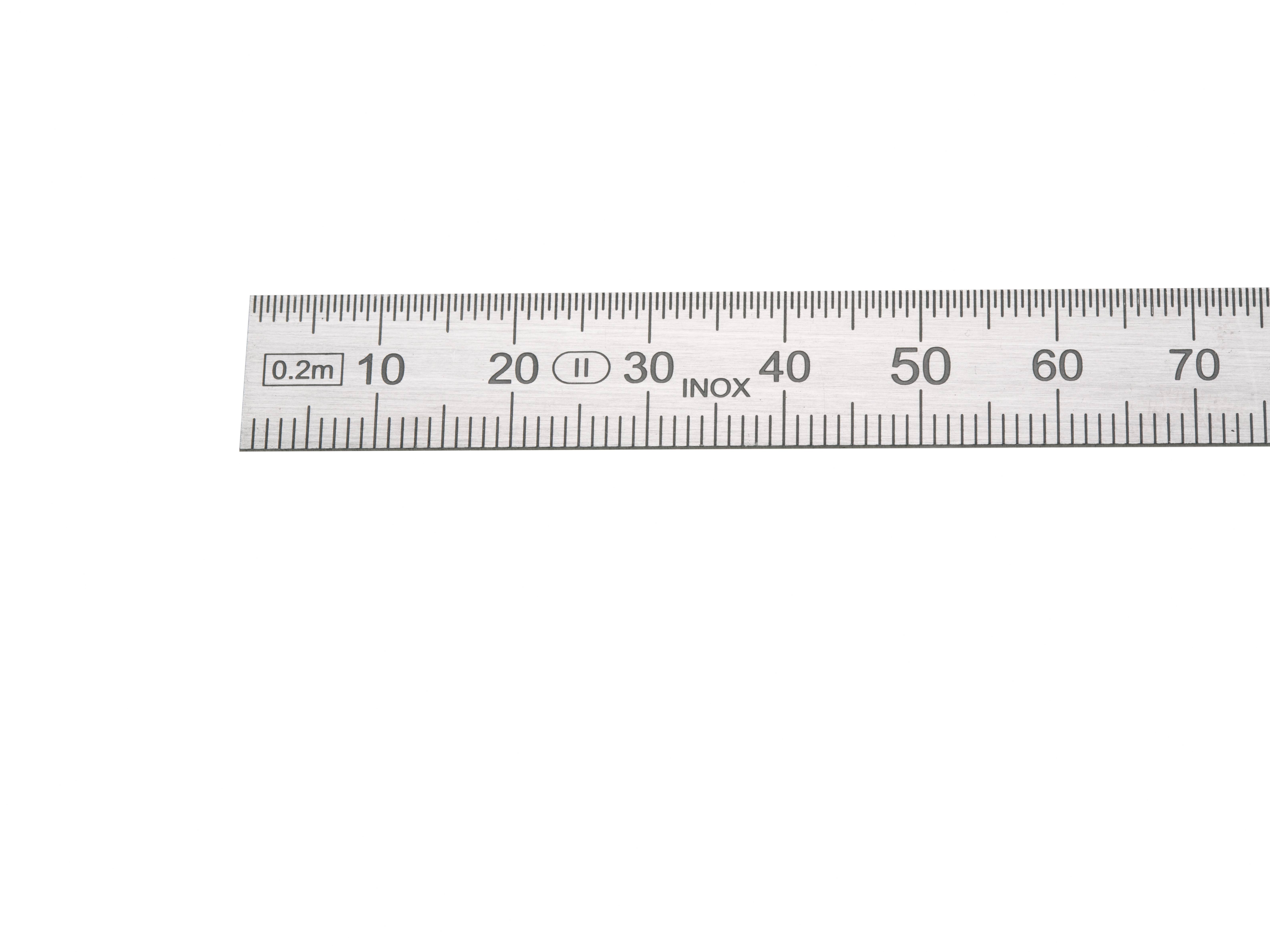 Ein Lineal aus Metall mit Zentimeter- und Millimeterskala, zeigt Längen bis 50 cm an.