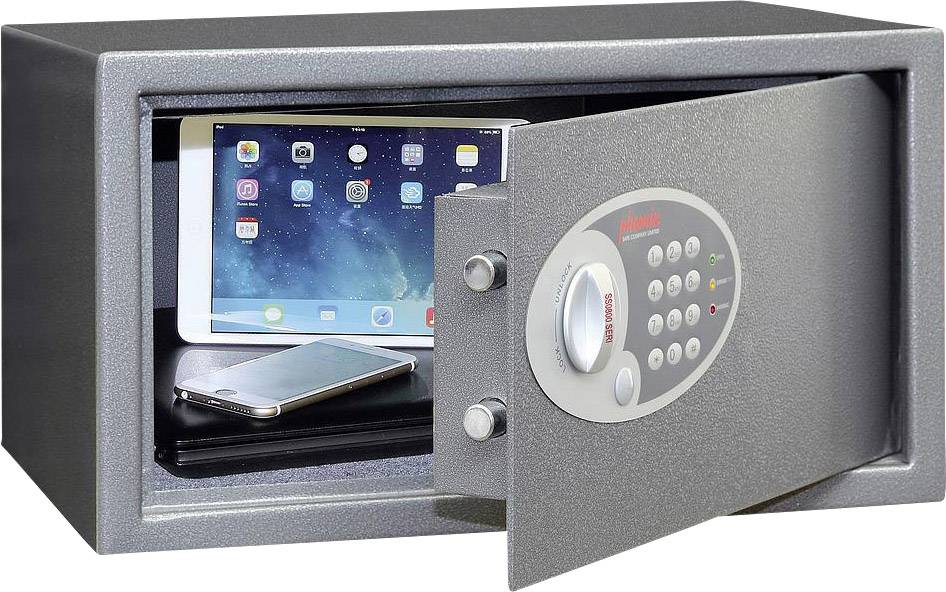 Geöffneter Safe mit digitalem Code. Im Inneren befinden sich ein Tablet, ein Laptop und ein Smartphone.