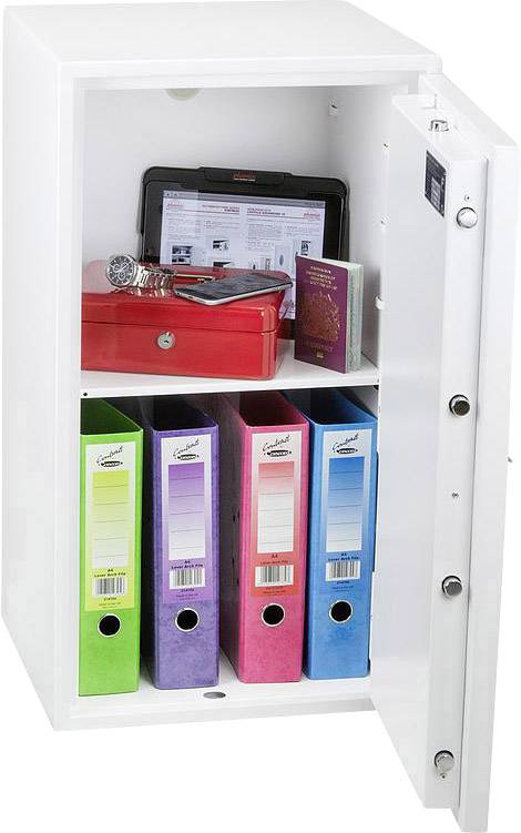 Offener Tresor mit Ordnern, einem roten Schließfach, einem Reisepass und einem Tablet, darauf eine Webseite angezeigt.