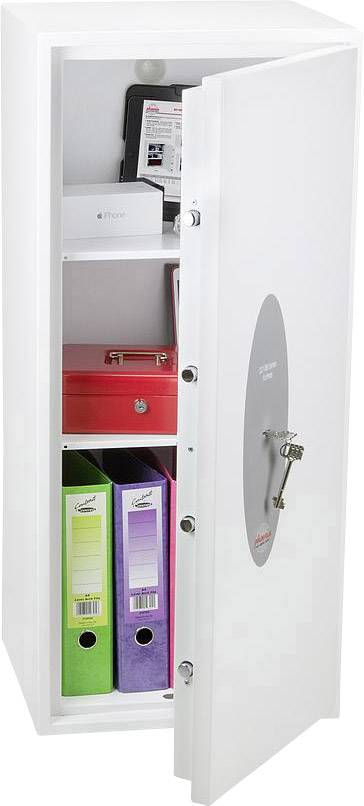 Ein geöffneter weißer Tresor zeigt innen Aktenordner, ein Tablet, eine Box und eine rote Schublade. Ein Schlüssel steckt im Schloss.