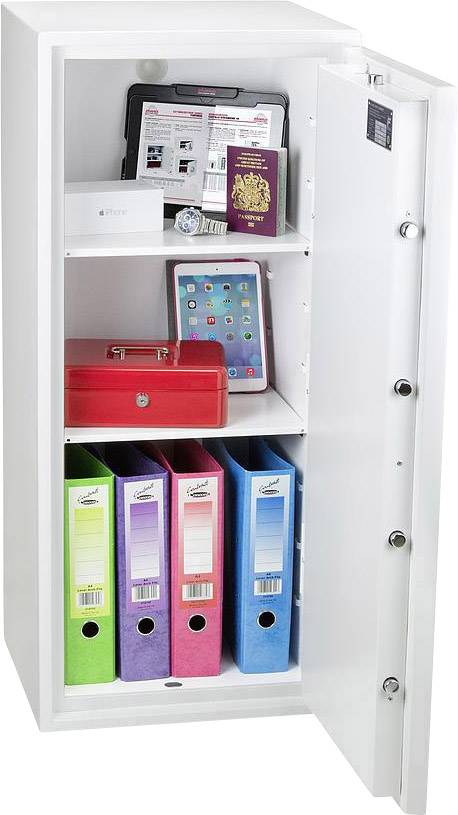 Ein geöffneter weißer Tresor zeigt verschiedene Gegenstände: Ordner, rote Geldkassette, Uhr, Tablet, Reisepass und weiteres Zubehör.