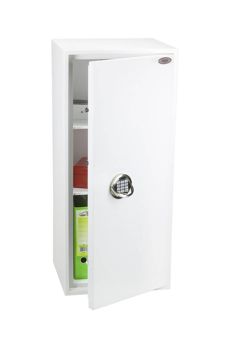 Weißer, geöffneter Tresor mit digitalem Zahlenschloss, auf zwei Regalböden Dokumente und rote Box sichtbar.