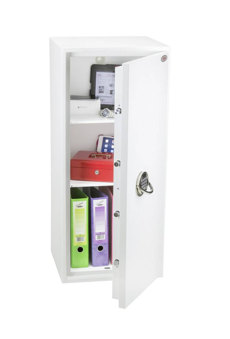 Ein weißer Tresor mit geöffneter Tür, zeigt innen Dokumente, ein Tablet und eine rote Box auf mehreren Regalen.