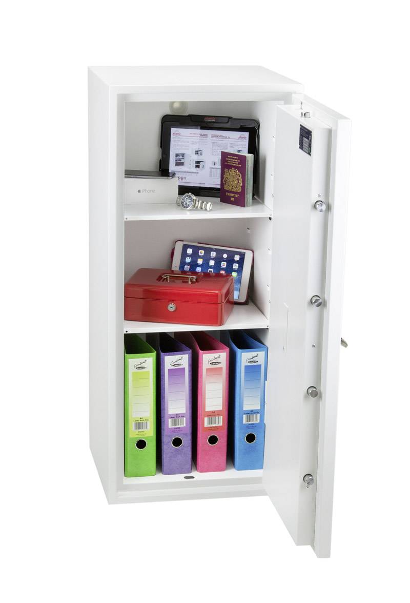 Ein geöffneter weißer Tresor zeigt drei Fächer: Oben ein Tablet, Mitte eine rote Box und ein Handy, unten vier bunte Ordner.