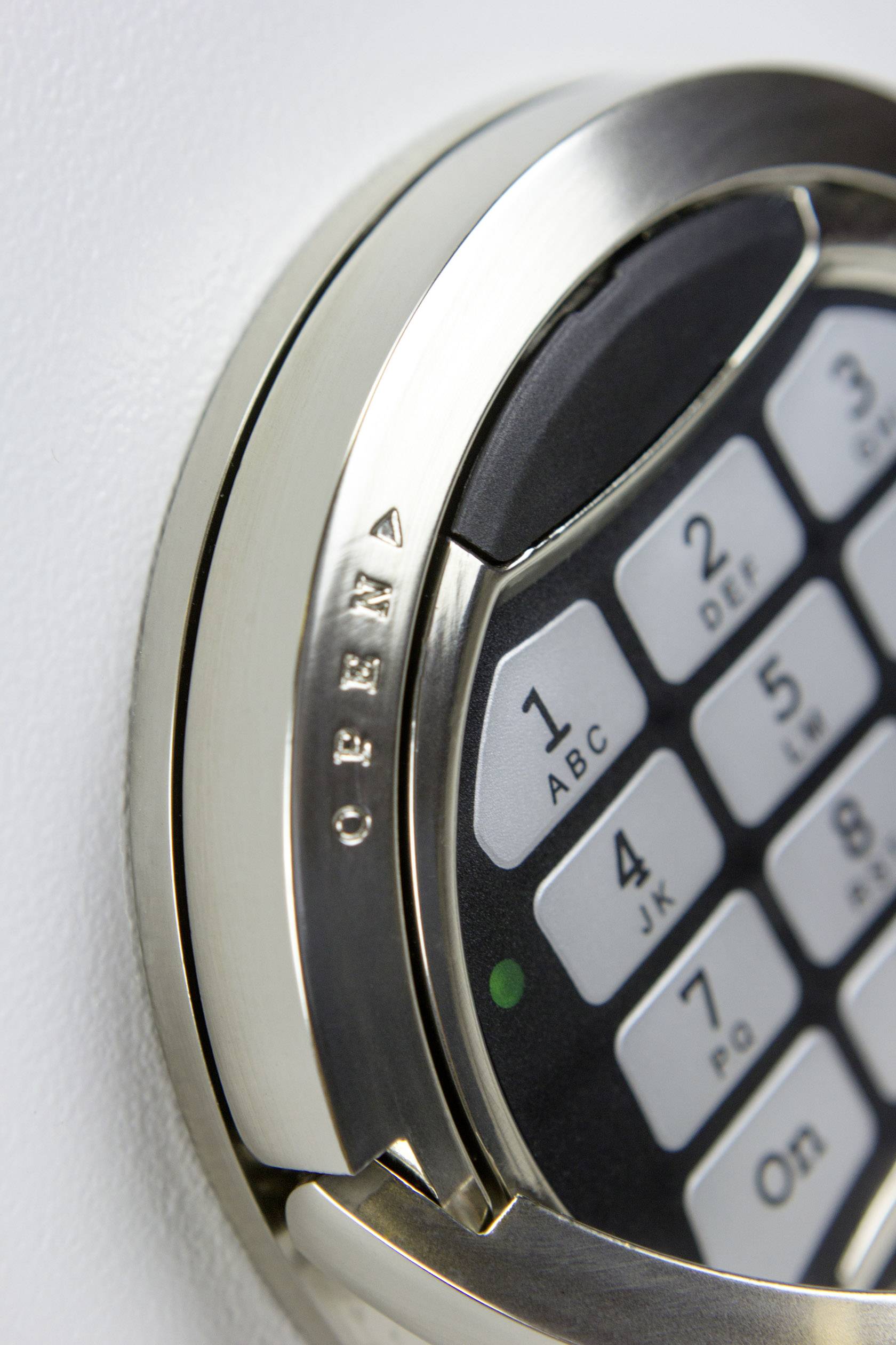 Nahaufnahme eines Tresorschlosses mit Tastatur, auf dem Ring steht 'OPEN', bereit zur Eingabe eines Codes zum Öffnen.