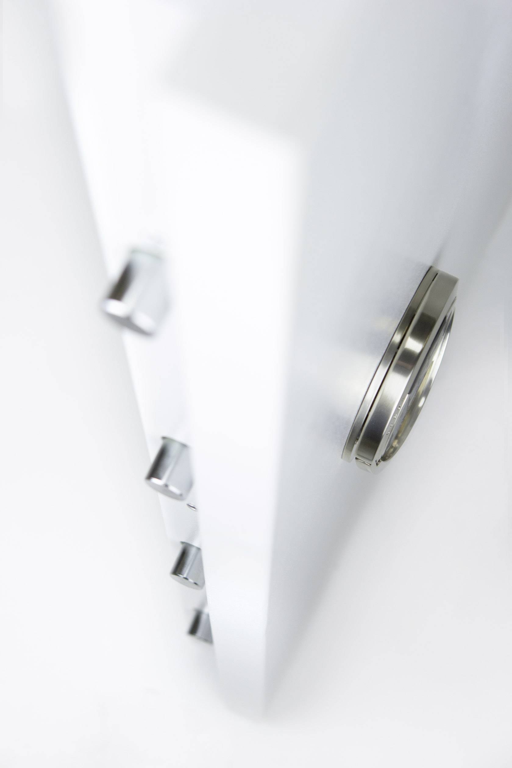 Ein sicherer Tresor aus Metall mit herausragenden Riegeln und einem verschlossenen Drehrad an der Seite, Fokus auf Sicherheitsdetails.