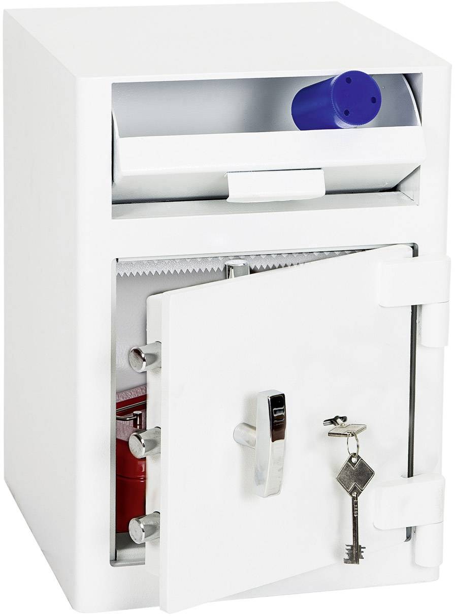 Ein geöffneter, weißer Tresor, zeigt eine rote Geldkassette im Inneren. Ein Schlüsselbund hängt am Türgriff.