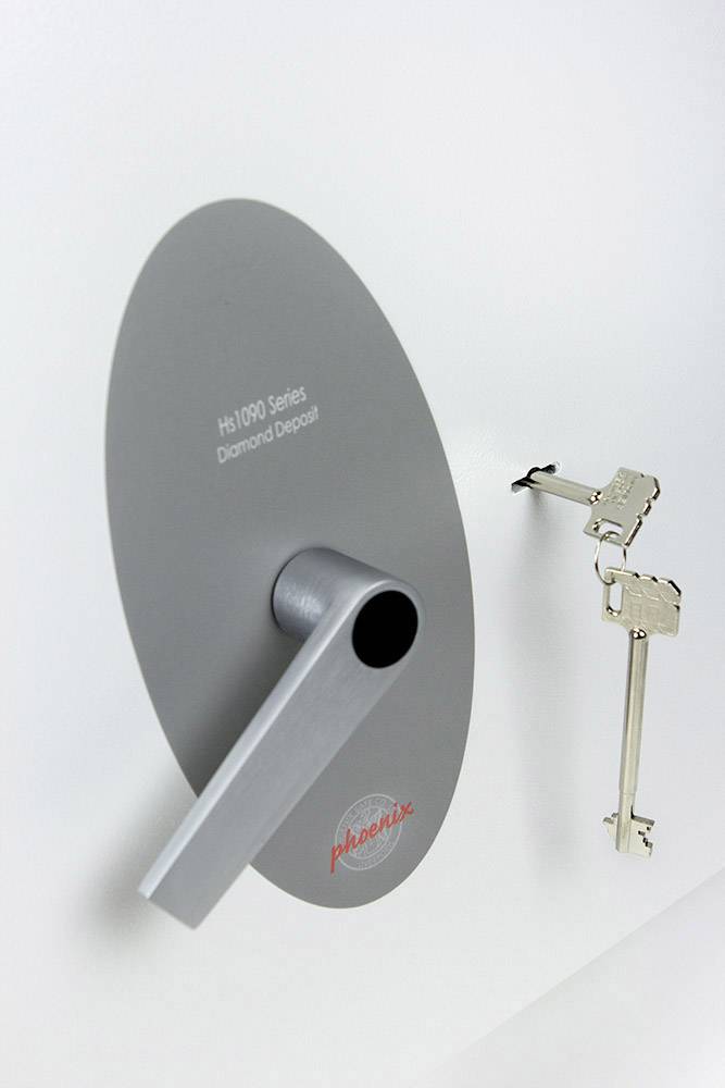 Grauer Safegriff mit Aufschrift 'Hs1000 Series Diamond Deposit', daneben zwei Schlüssel.