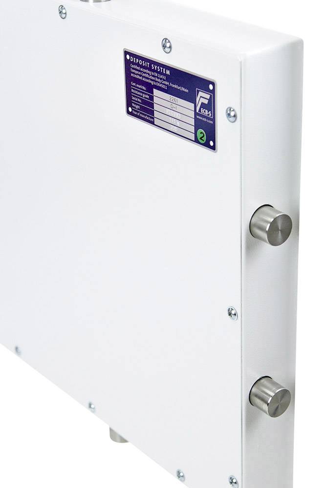 Weiße Metallplatte mit drei hervorstehenden Bolzen an der Seite und einer blauen Informationsplakette oben.