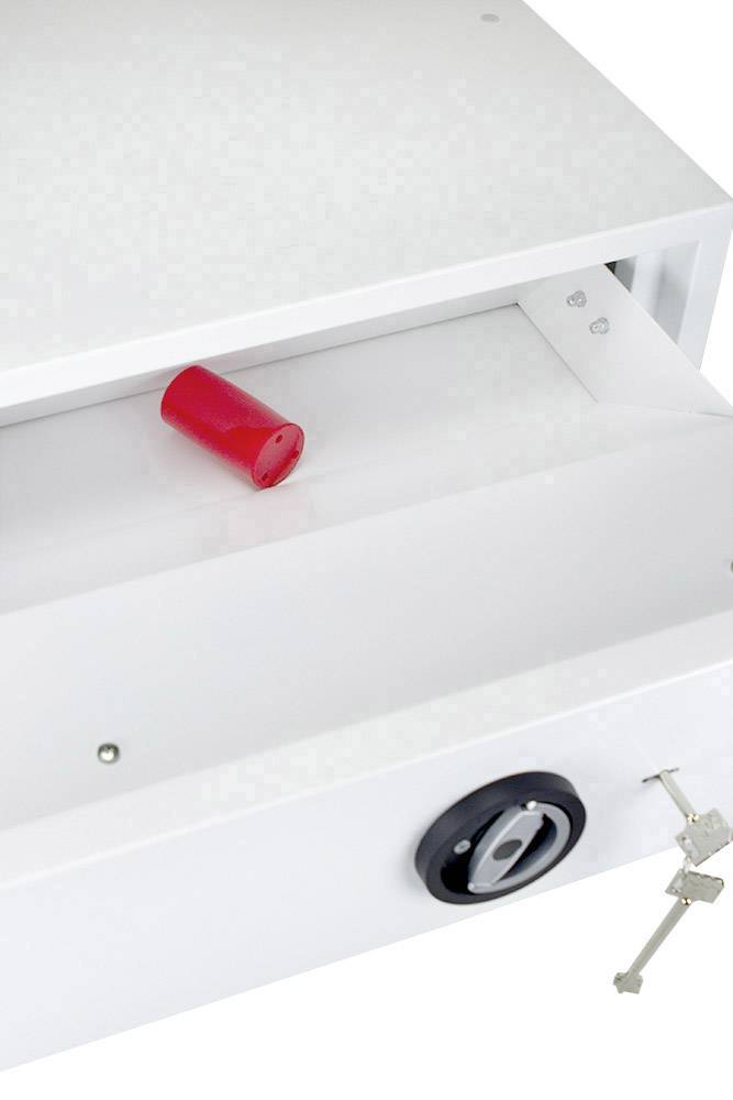 Geöffnete weiße Schublade mit einem roten zylinderförmigen Objekt und einem Schlüssel im Schloss.