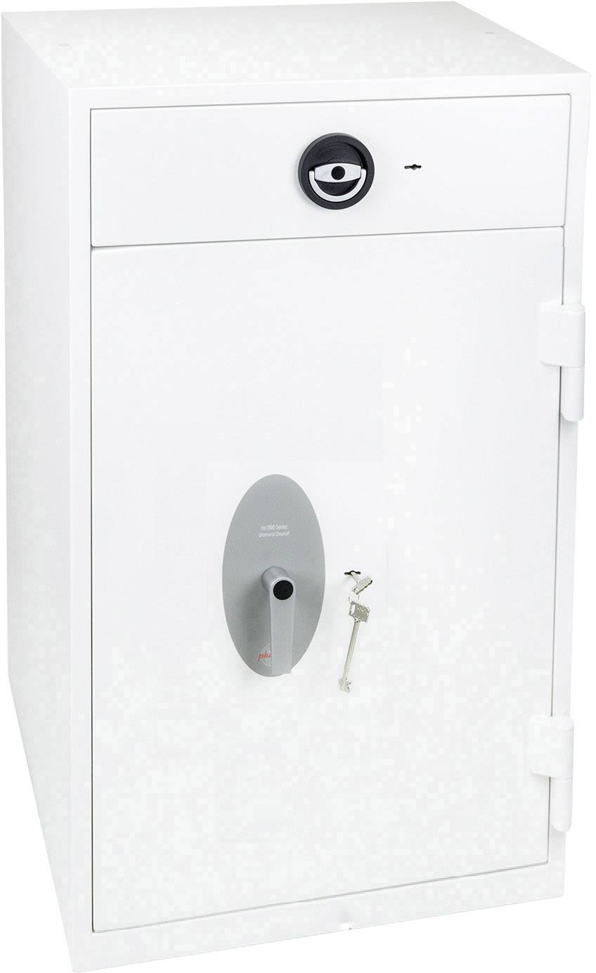 Ein großer, metallener Tresor mit einem Schlüssel im Schloss und einem Drehknauf oben. Der Tresor ist weiß und rechteckig geformt.