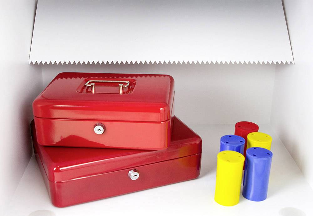 Zwei rote Metallboxen mit Schlössern, daneben fünf bunte Zylinder in Rot, Gelb und Blau. Die Zylinder stehen aufrecht und sind gleich groß.