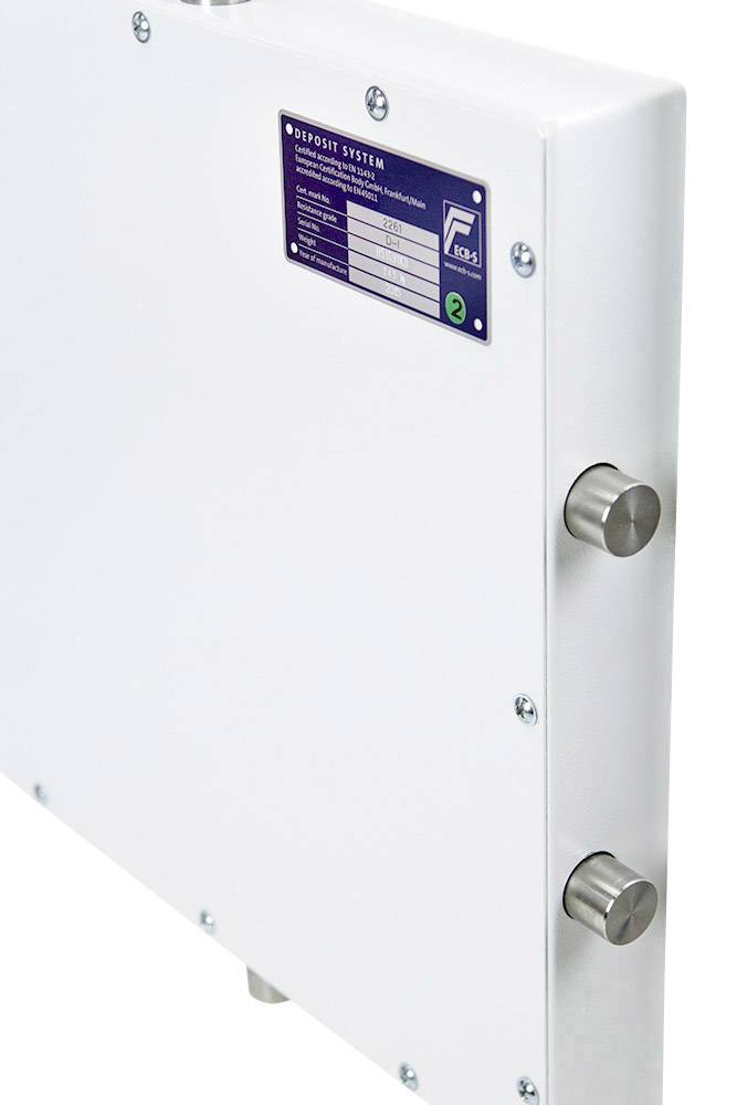 Weiße Metallplatte mit einer Identifikationsplakette oben links. Zwei zylindrische Metallknöpfe ragen auf der rechten Seite hervor.