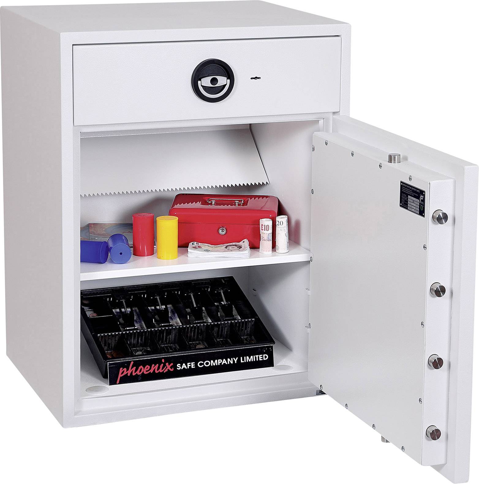 Ein geöffneter Safe mit verschiedenen Wertsachen: rote Geldkassette, Münzsammlung und Behälter. Sicherheitsmechanismus sichtbar.