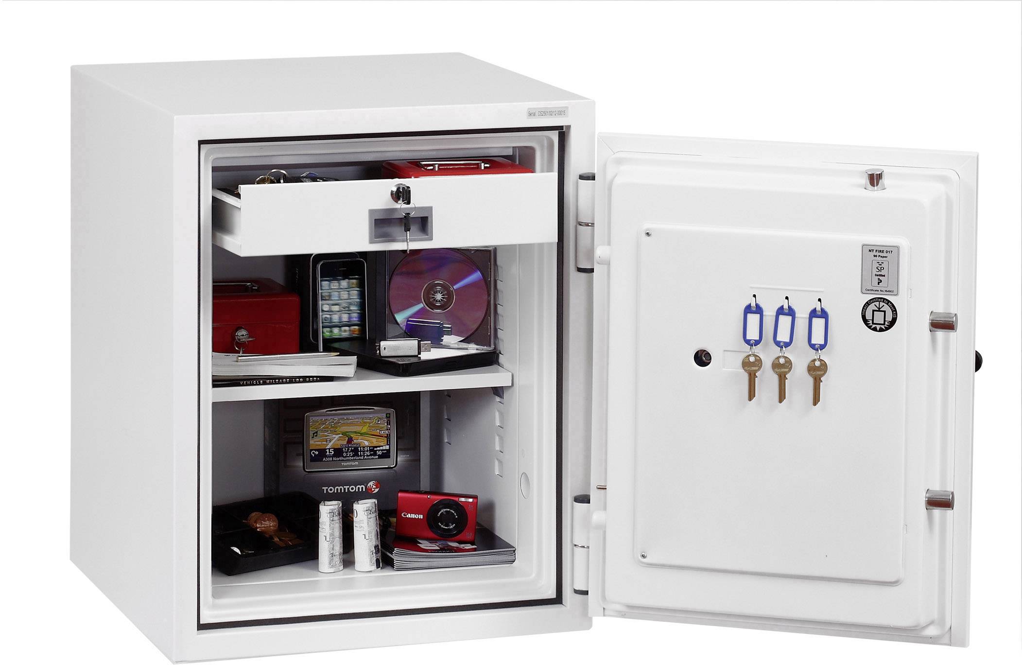 Ein geöffneter Safe zeigt Elektronik, Schmuck und Bargeld in Fächern; an der Tür hängen Schlüssel.