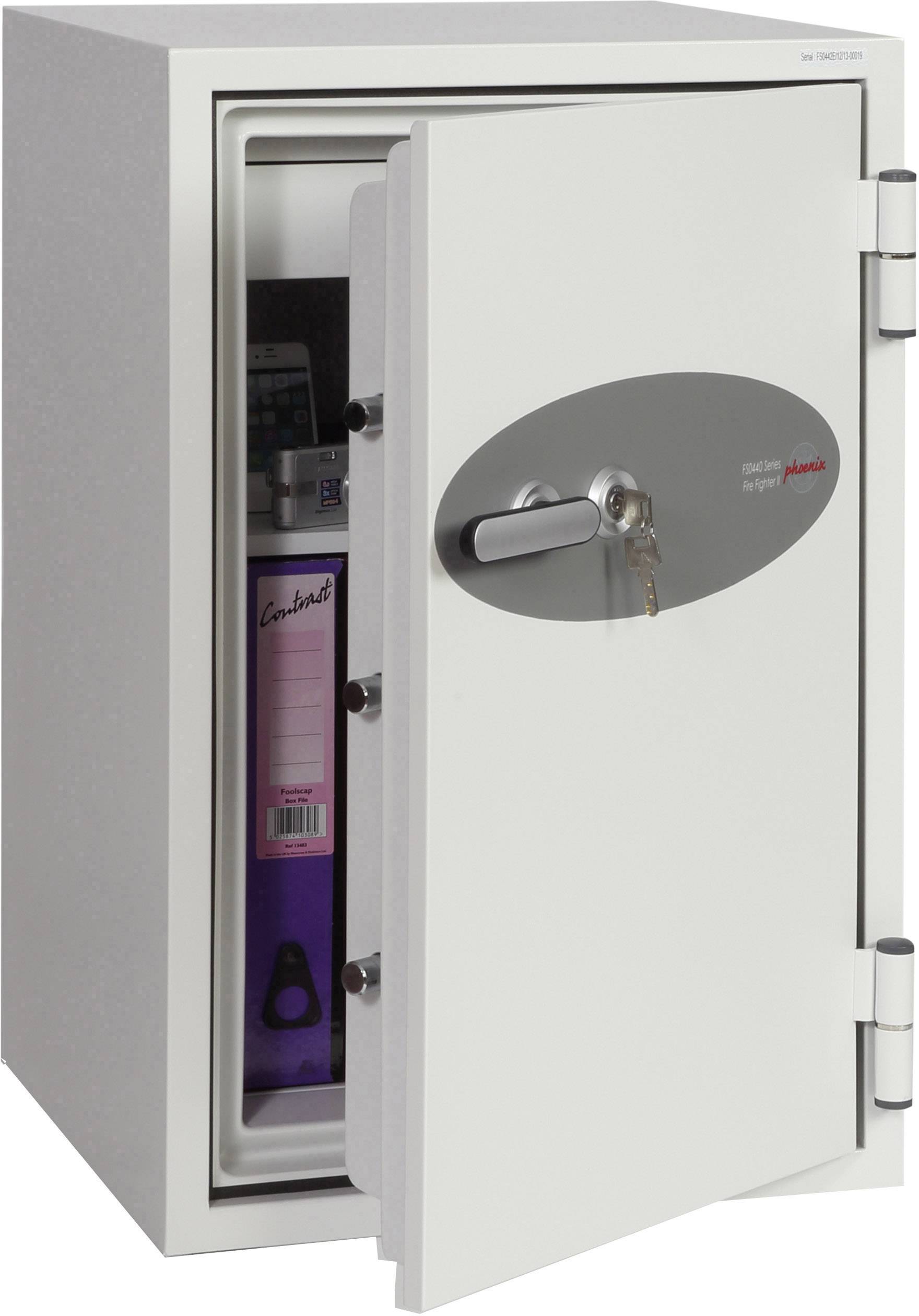 Ein geöffneter Tresor mit einem Schlüssel im Schloss. Innen sind Ordner und Dokumente sichtbar. Der Tresor hat eine graue Oberfläche.