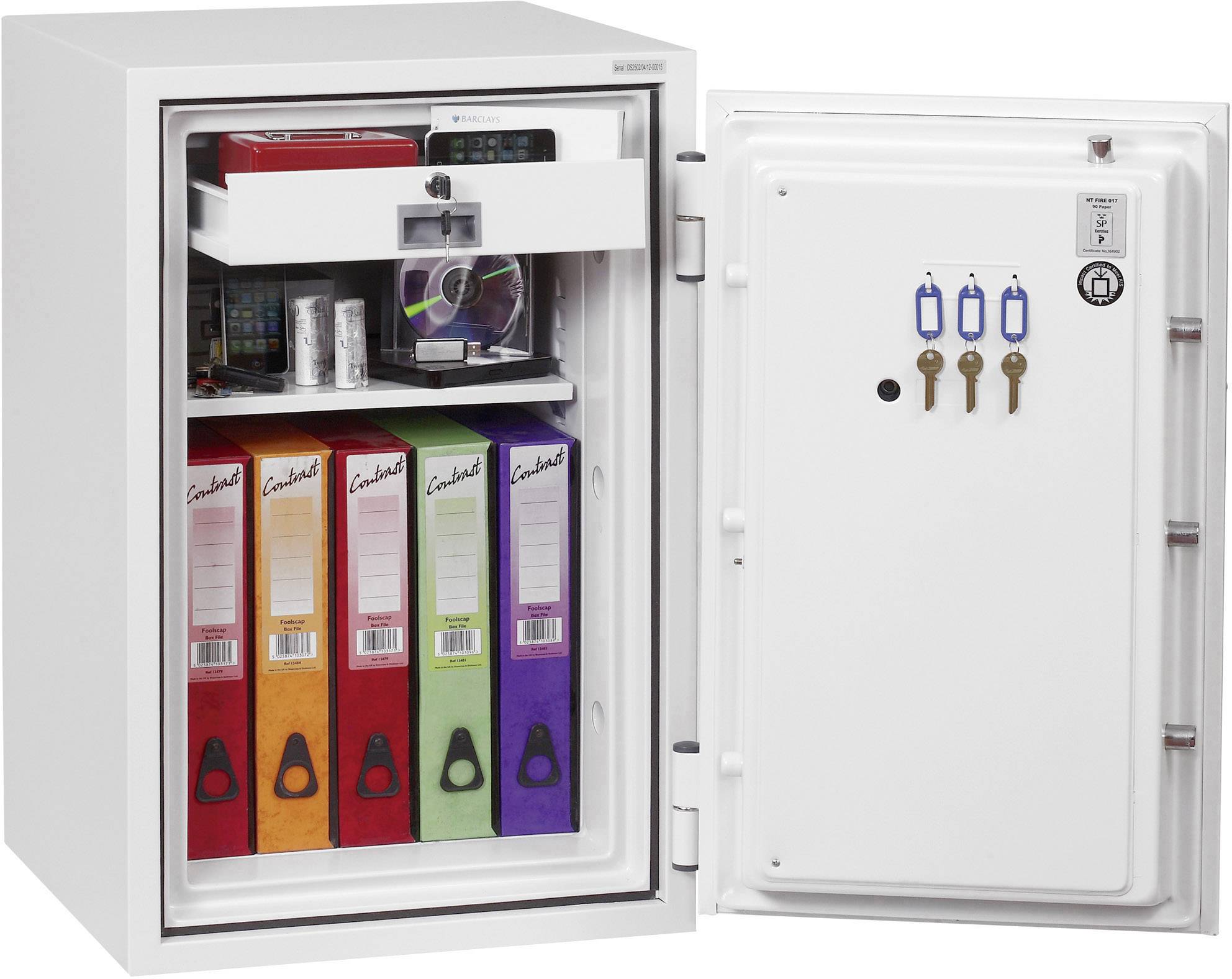 Ein geöffneter Tresor mit drei Fächern zeigt bunte Ordner, elektronische Geräte und Schlüssel.