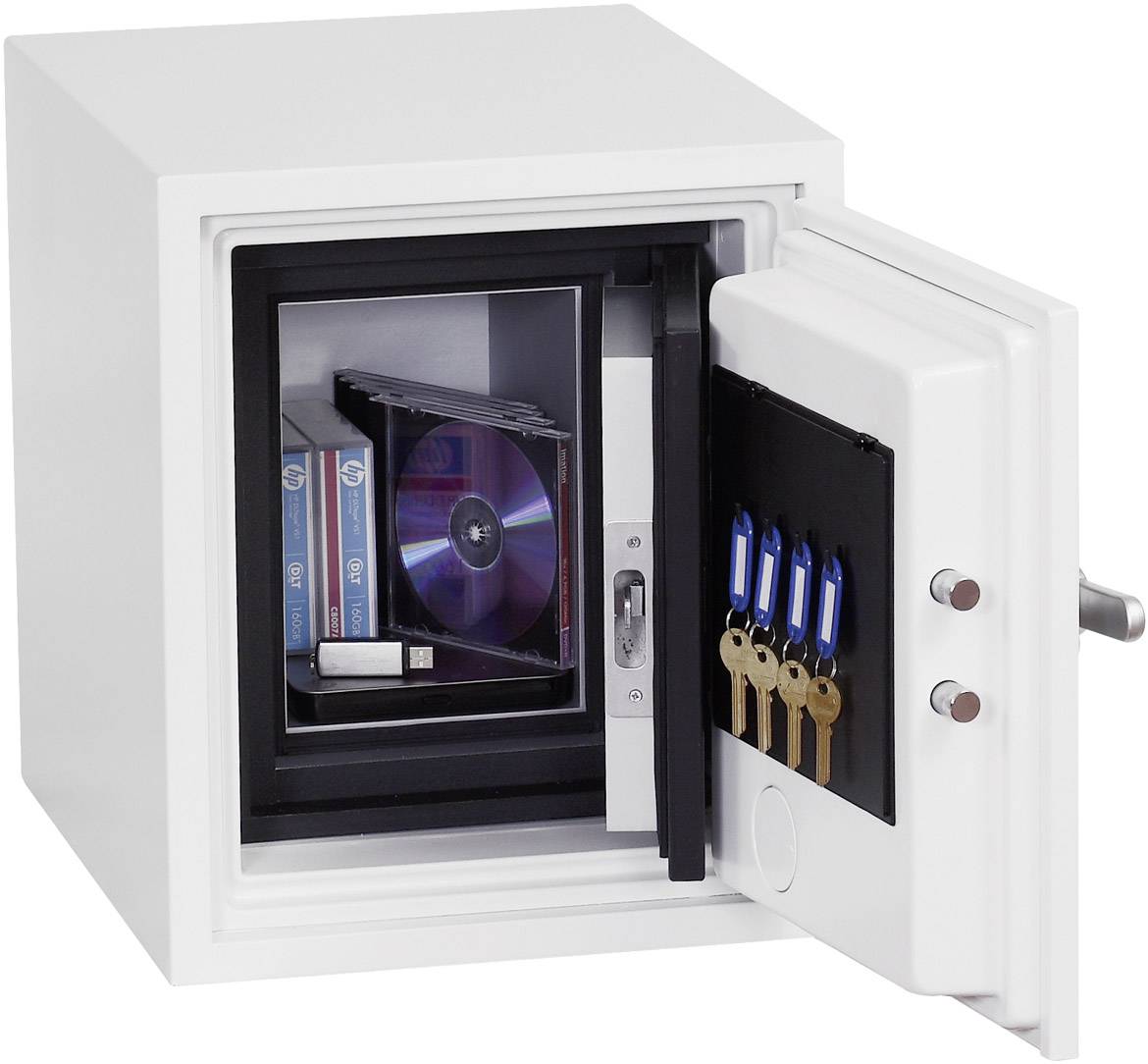 Ein offener Safe enthält Schlüssel, CDs, einen USB-Stick und digitale Speichergeräte.