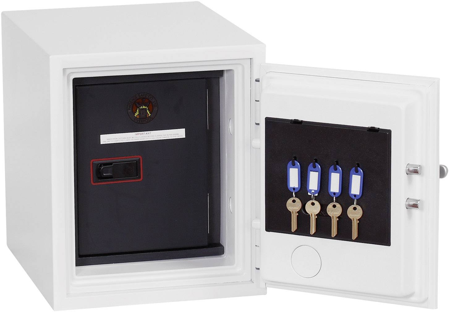 Ein geöffneter Tresor zeigt einen inneren Safe mit Griff und Kennzeichnung. An der Innenseite der Tür hängen vier beschriftete Schlüssel.
