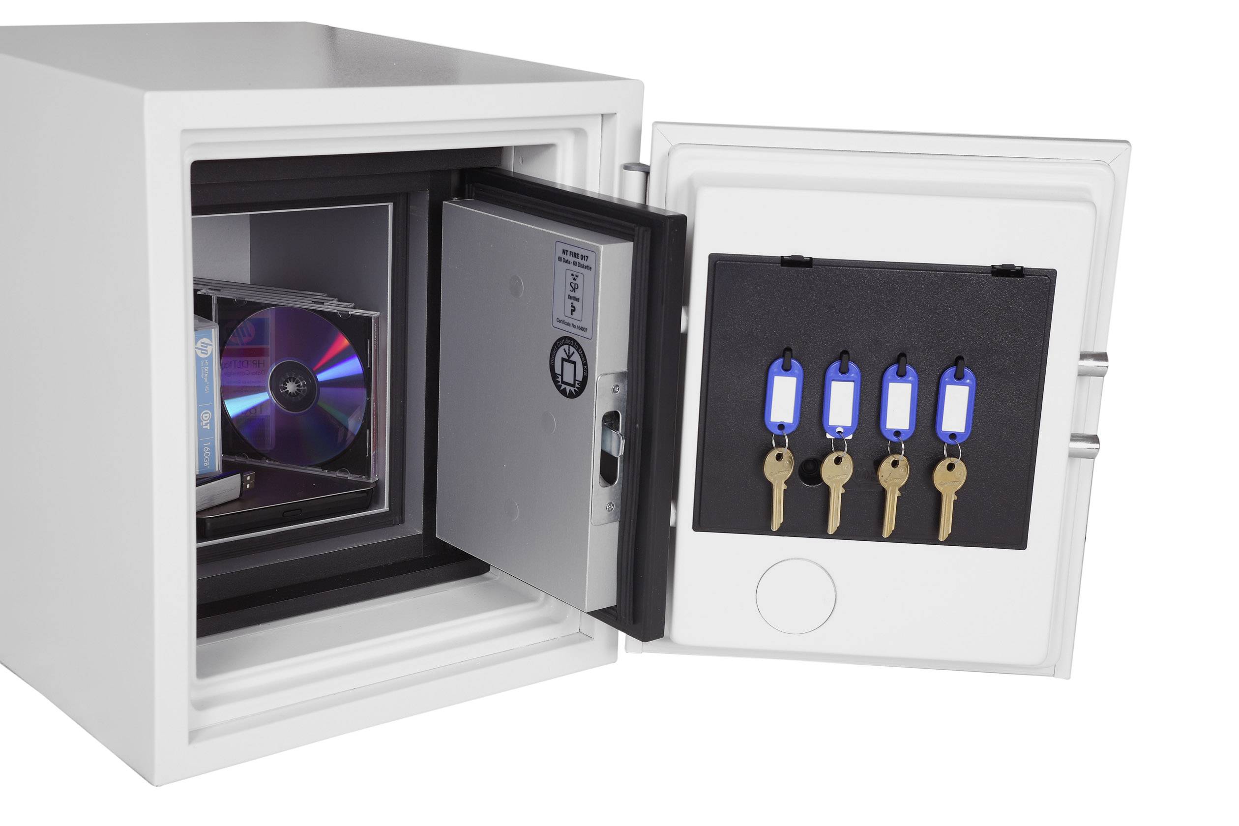 Ein geöffneter Tresor mit einem Stapel CDs und vier Schlüsseln an der Innenseite der Tür.