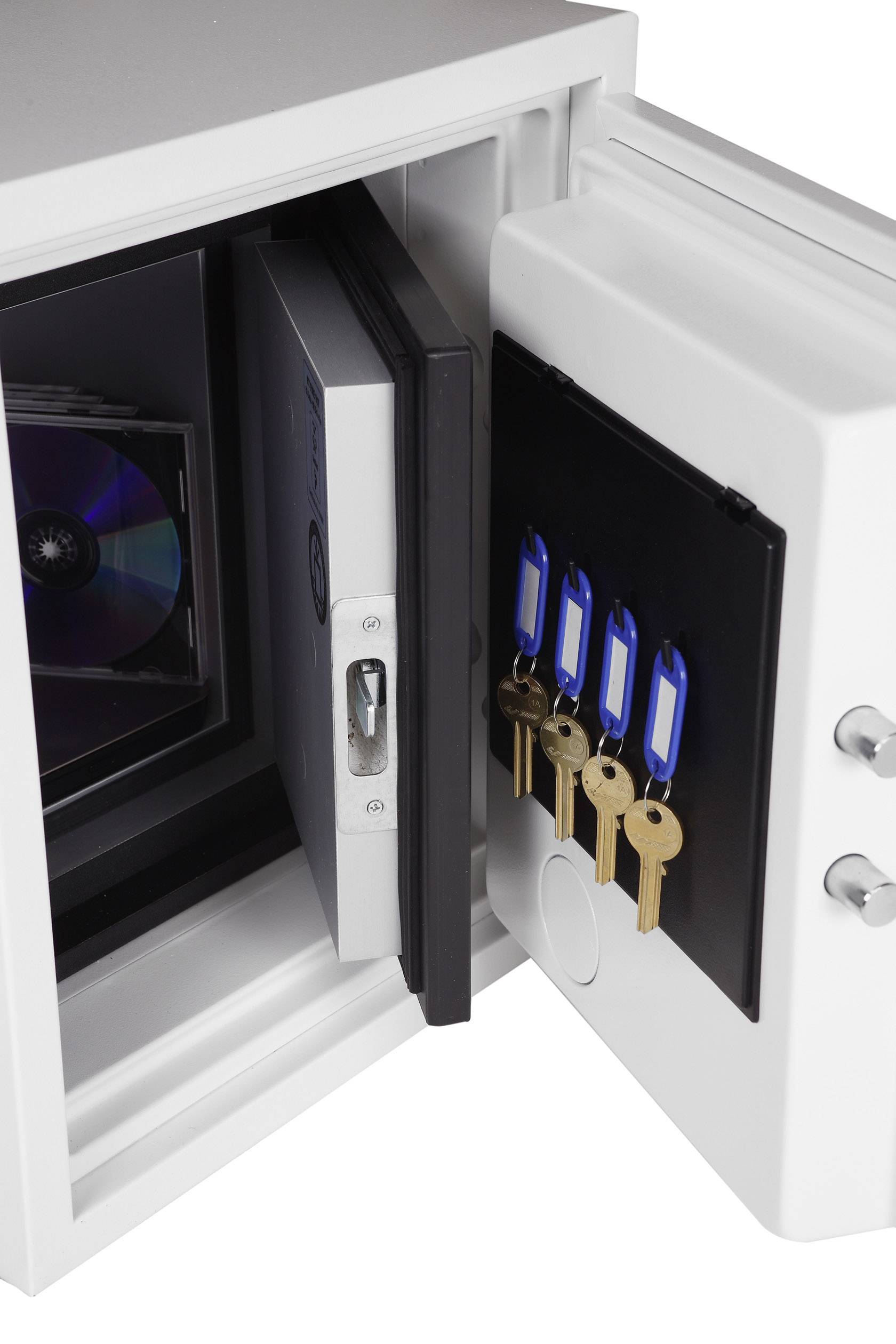 Offener Tresor mit vier Schlüsseln und CDs.