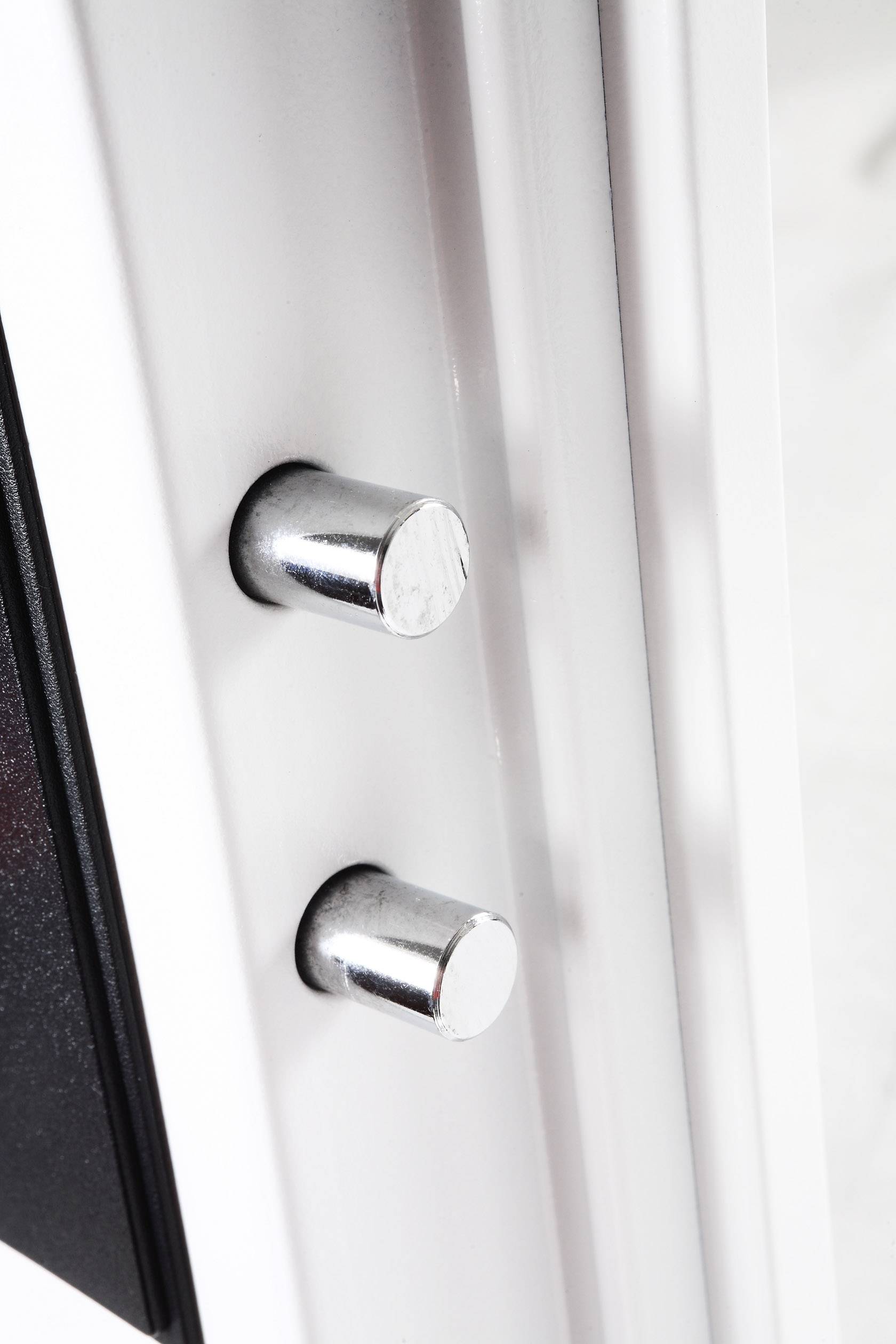 Zwei verchromte Türbolzen in einer weißen Tür, die ein geschlossenes Sicherheitsschloss darstellen.