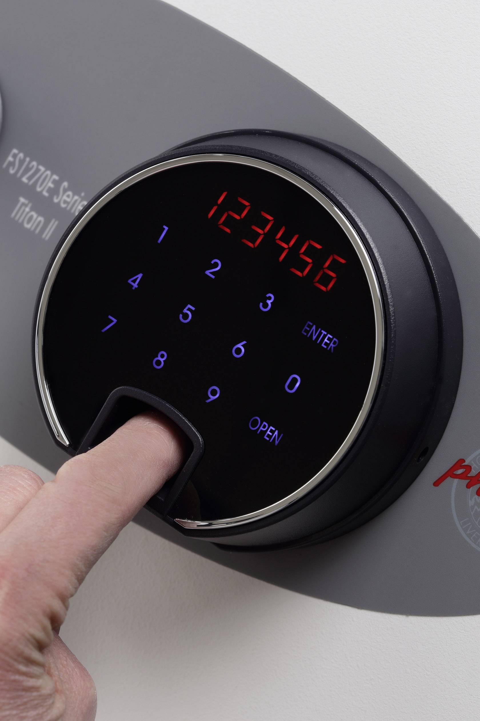 Fingerabdruckscanner mit Ziffernfeld; jemand gibt einen Code ein. Das Gerät zeigt Zahlen an: 1, 2, 3, 4, 5, 6.