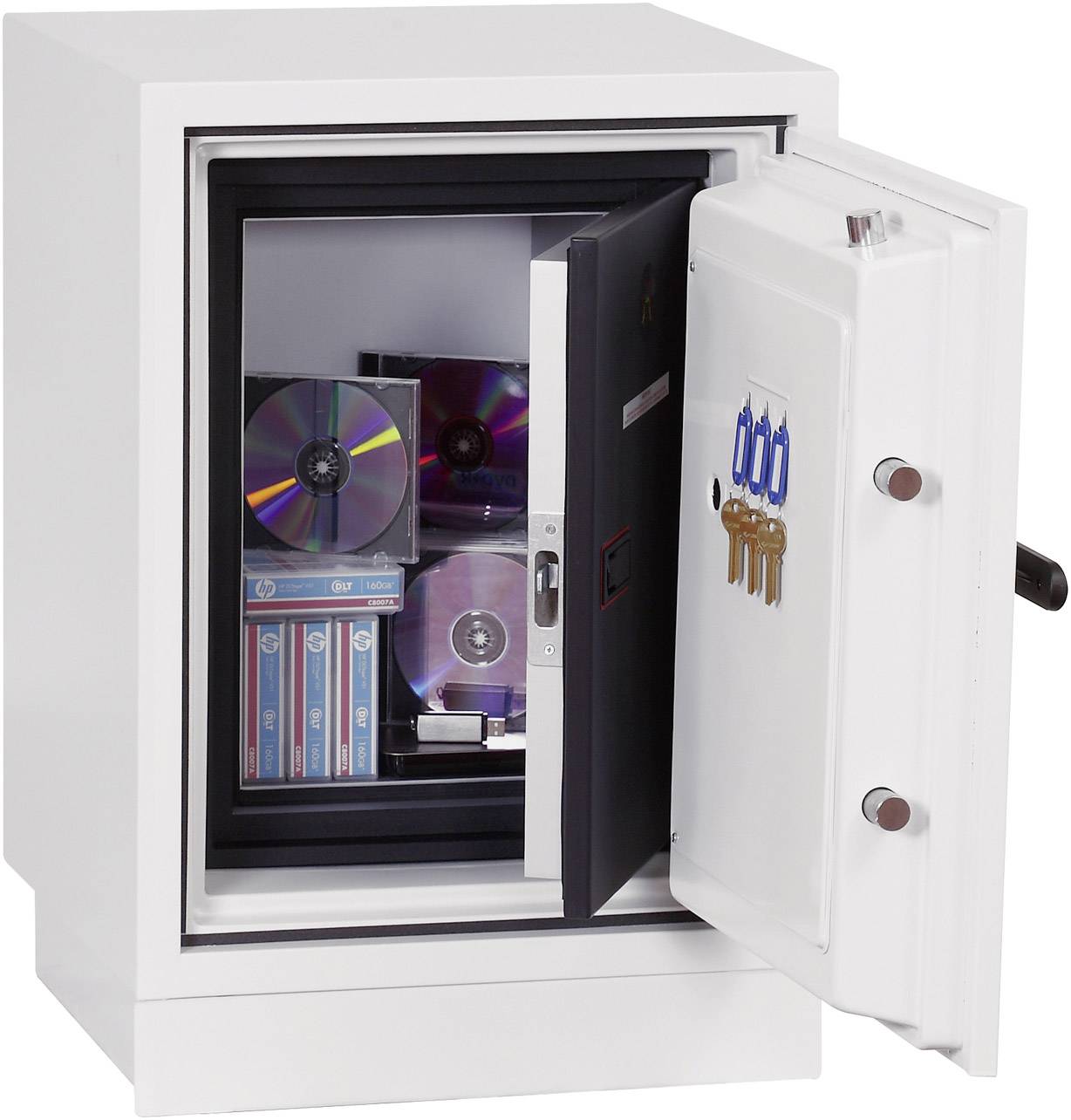 Ein geöffneter Safe enthüllt gestapelte CDs und Datenträger in seinem Inneren, Symbole der sicheren Datenaufbewahrung.