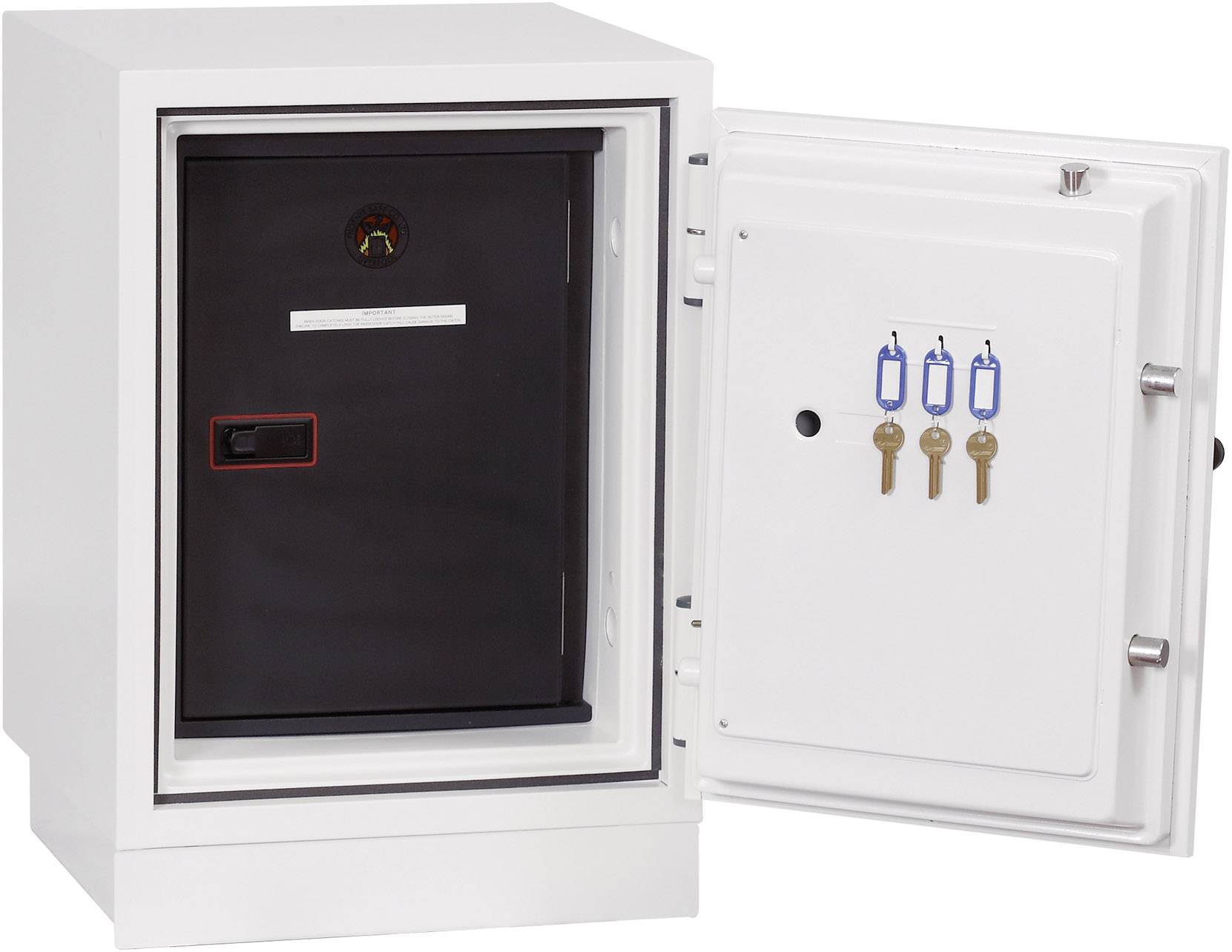 Ein offener Tresor mit Schlüsselbund an drei blau markierten Schlüsseln an der Innenseite der Tür.