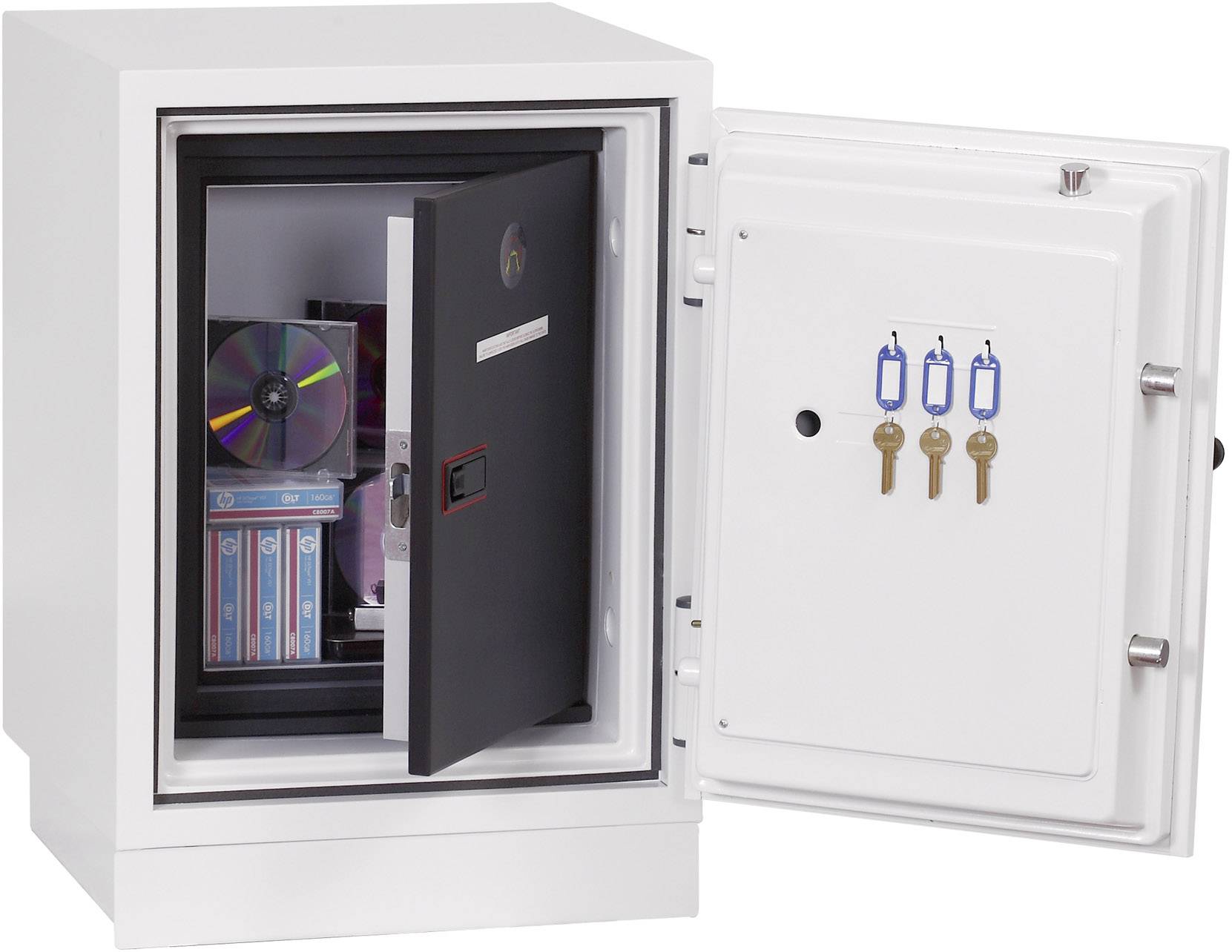 Ein offener Safe mit Dokumenten, CDs und Schlüsseln. Drei Schlüssel hängen an der Innenseite der Tür.