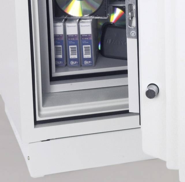 Ein geöffneter Safe zeigt innen digitale Speichermedien wie CDs und Kassetten.