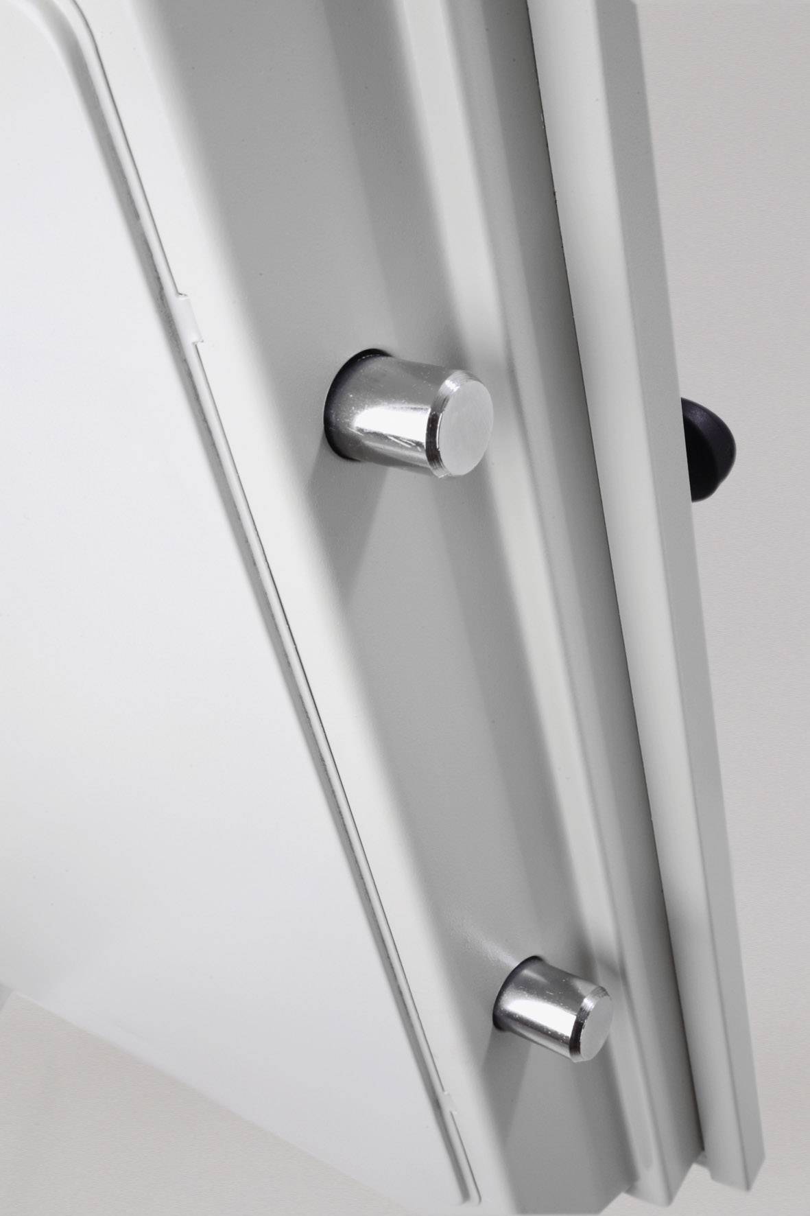 Metalltür mit zwei starken Riegeln für Sicherheitsabschließung.