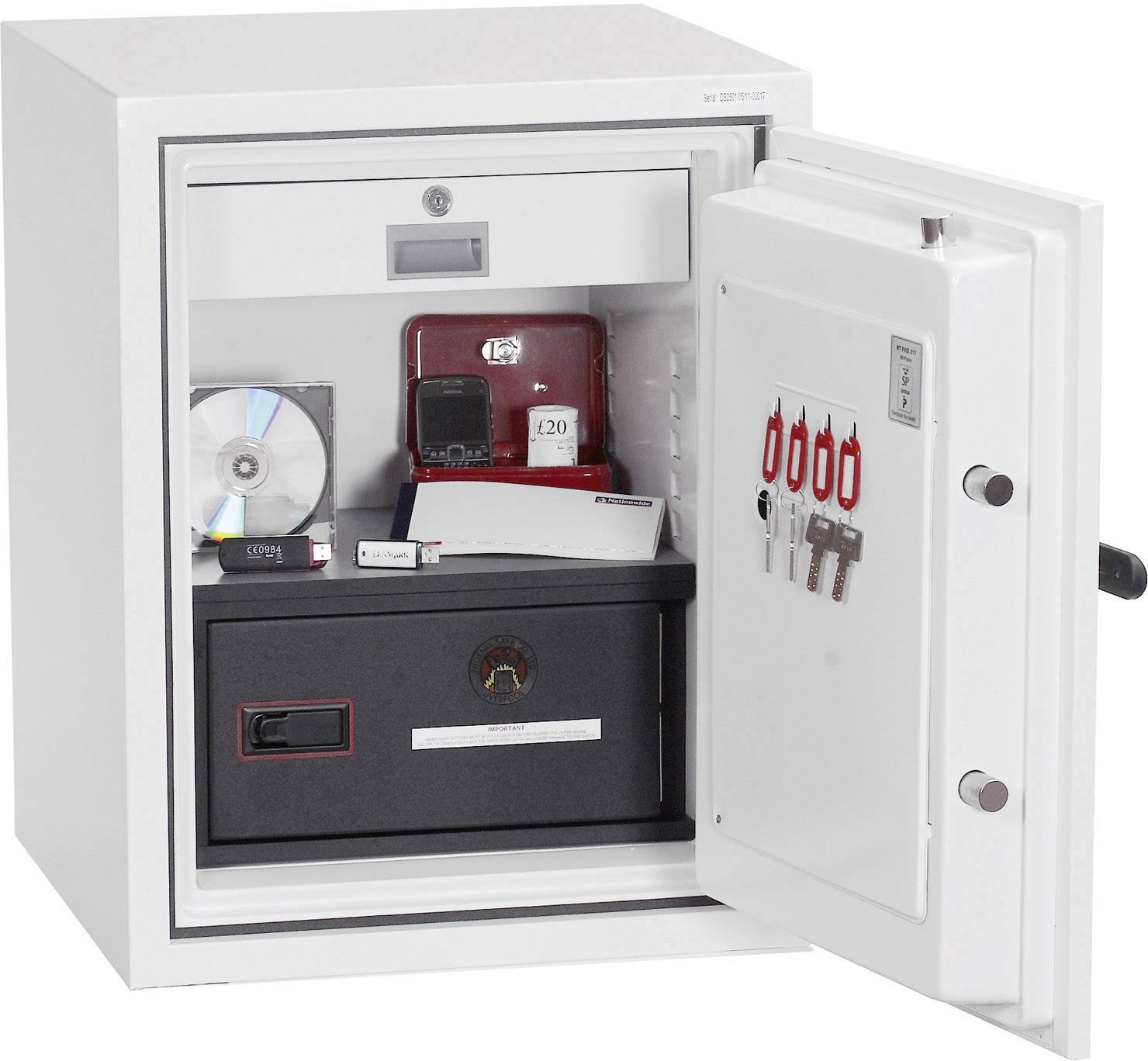 Ein geöffneter Safe mit Dokumenten, einem Datenträger, einer Geldkassette und Schlüsseln zeigt die Aufbewahrung wertvoller Gegenstände.