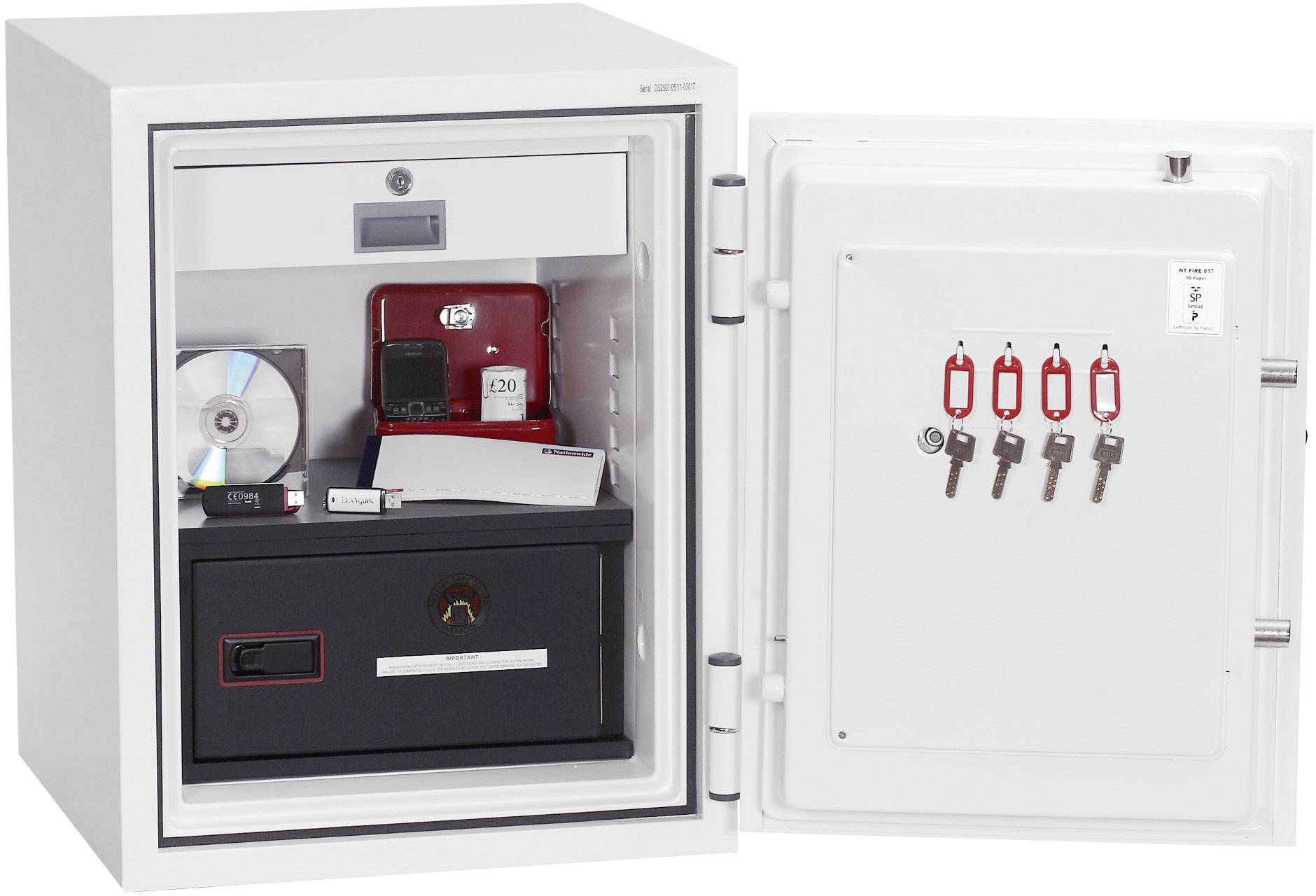 Ein geöffneter Safe mit einem schwarzen Fach, CDs, Schlüsseln und elektronischen Geräten.