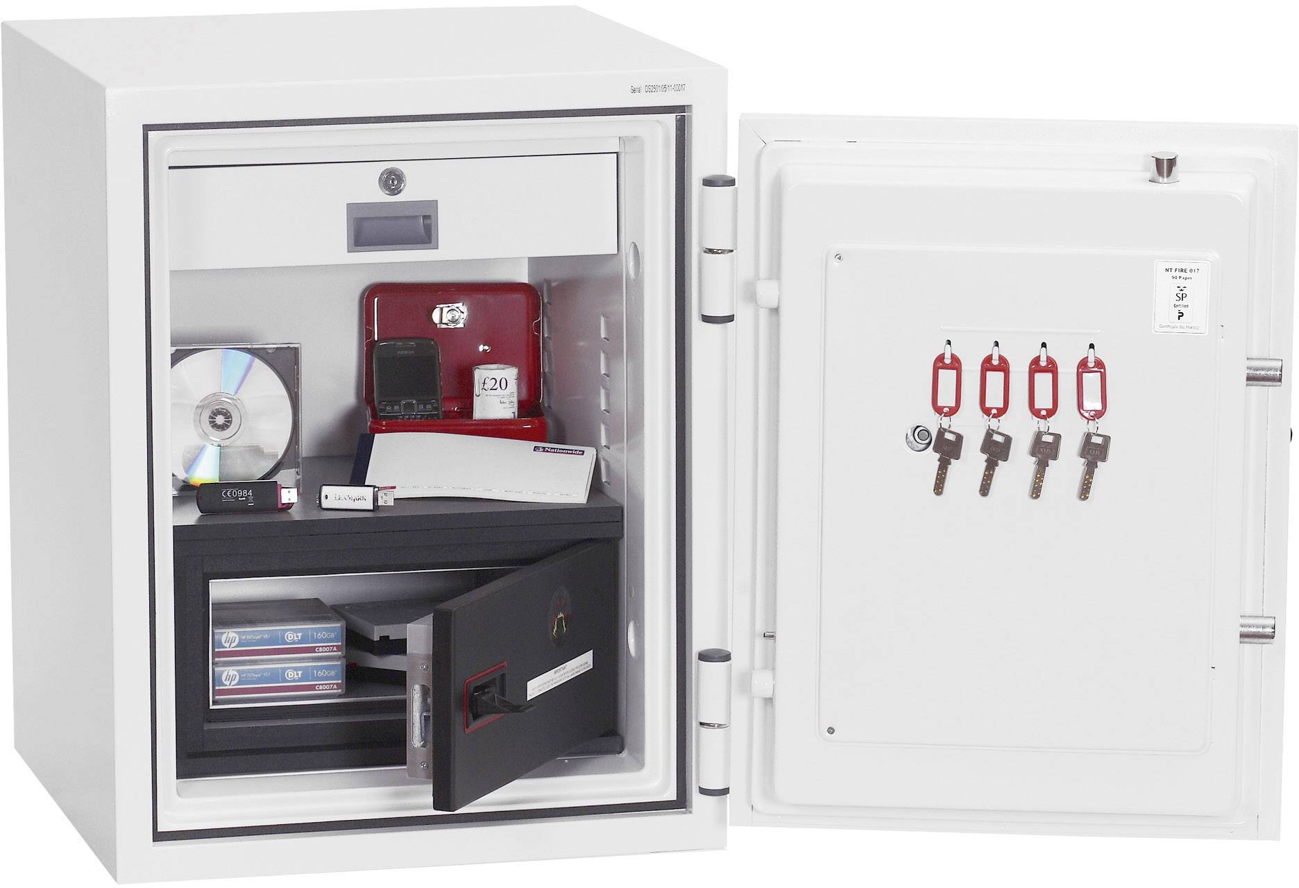 Geöffneter Tresor mit elektronischen Geräten, CDs, Schlüsseln und Dokumenten. Der Tresor verdeutlicht sichere Aufbewahrung.