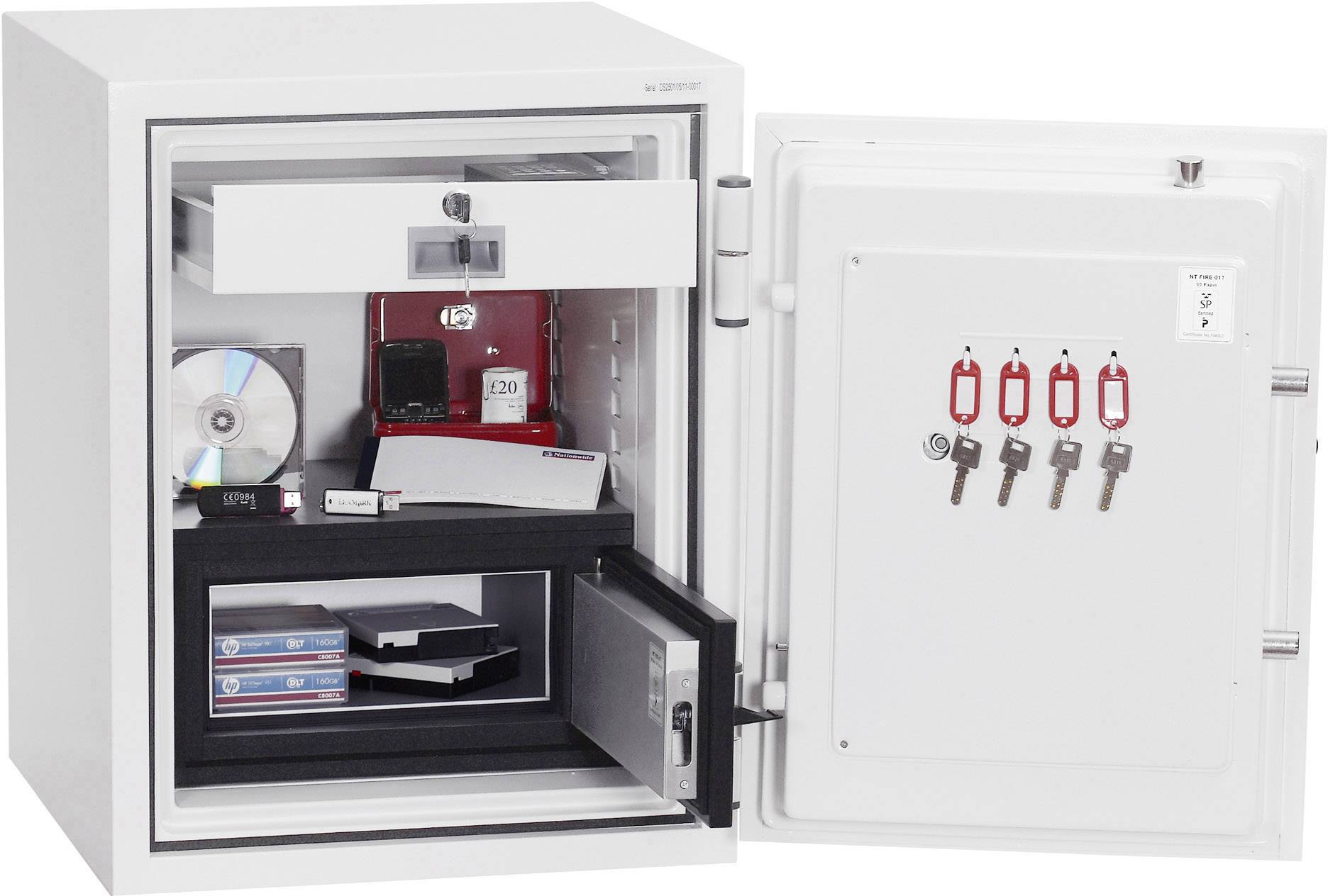 Ein geöffneter Tresor zeigt CDs, Festplatten und USB-Sticks in einem geordneten Regal, mit Schlüsseln an der Innenseite der Tür.