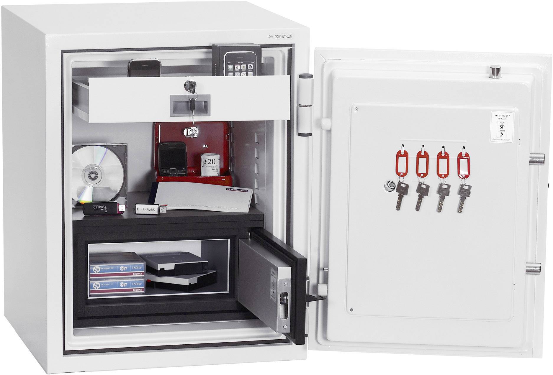Offener Tresor mit Dokumenten, CDs, externen Festplatten und Schlüsseln. Zeigt sichere Aufbewahrung elektronischer und physischer Medien.