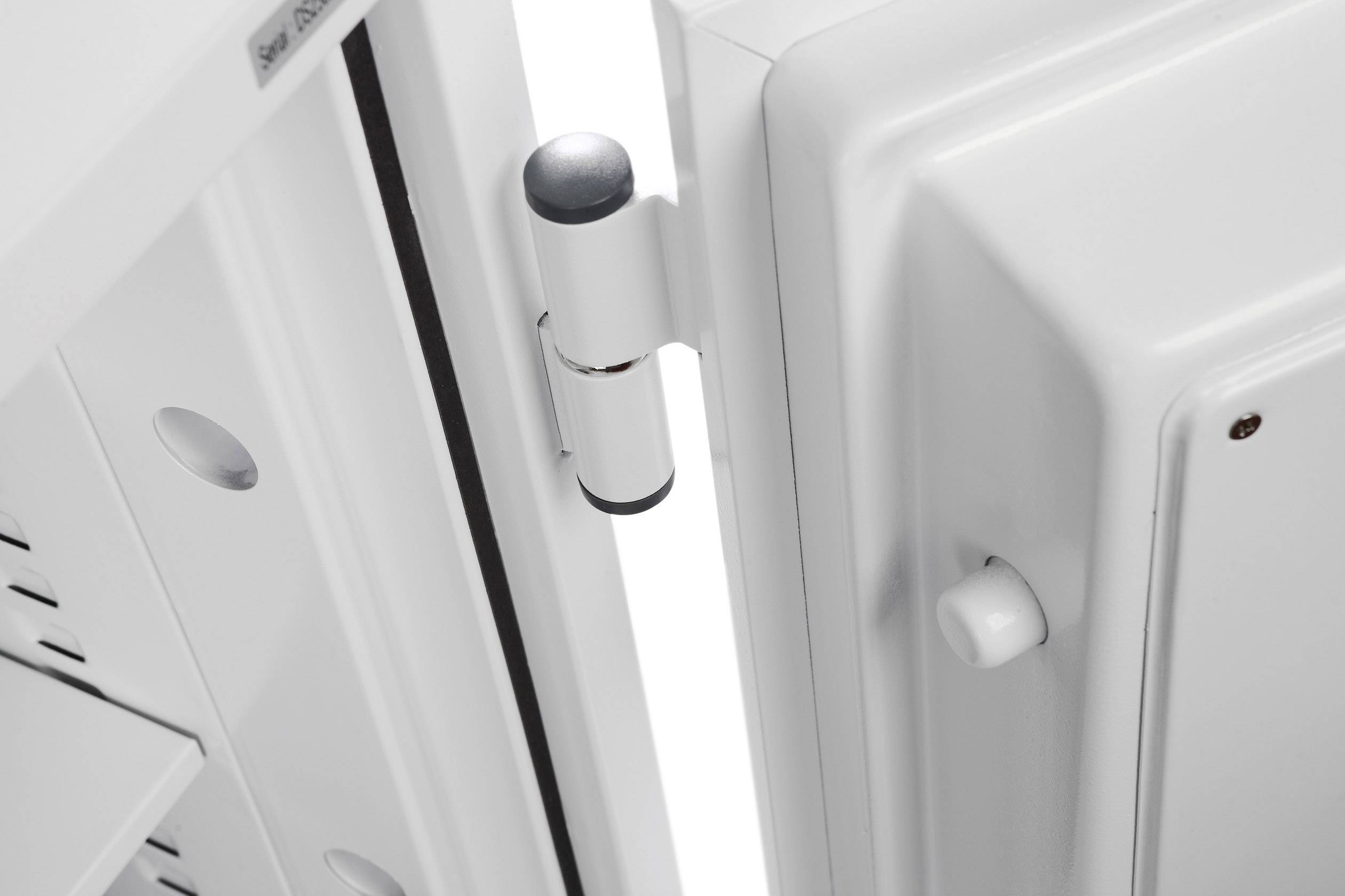 Ein Kühlschrank mit geöffneter Tür, detailreiche Nahaufnahme des Scharniers, zeigt die Innenseite und Türstruktur.