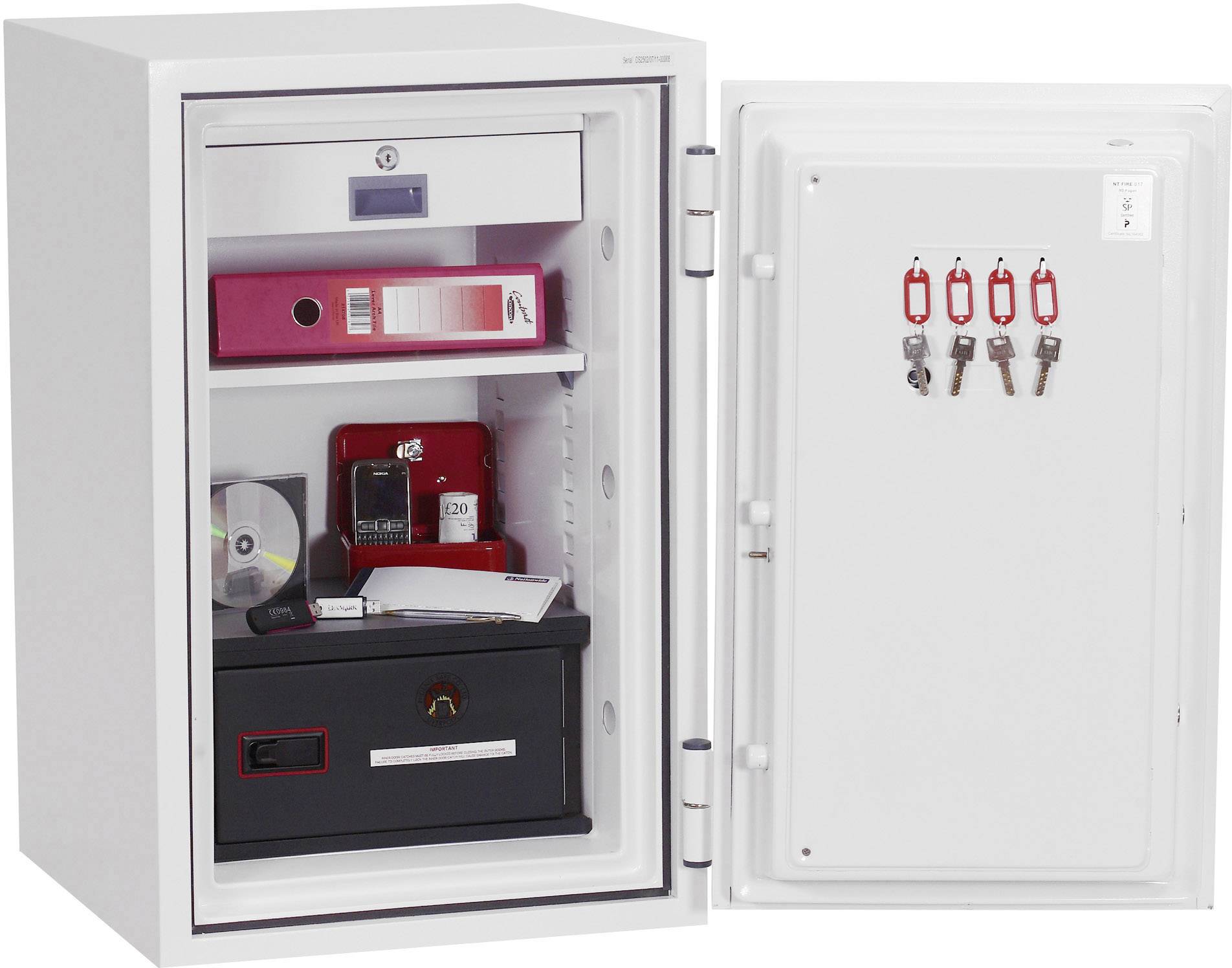 Offener Safe mit Ordnern, CDs, einem Dokumentenordner und Schlüsseln an der Türinnenseite.