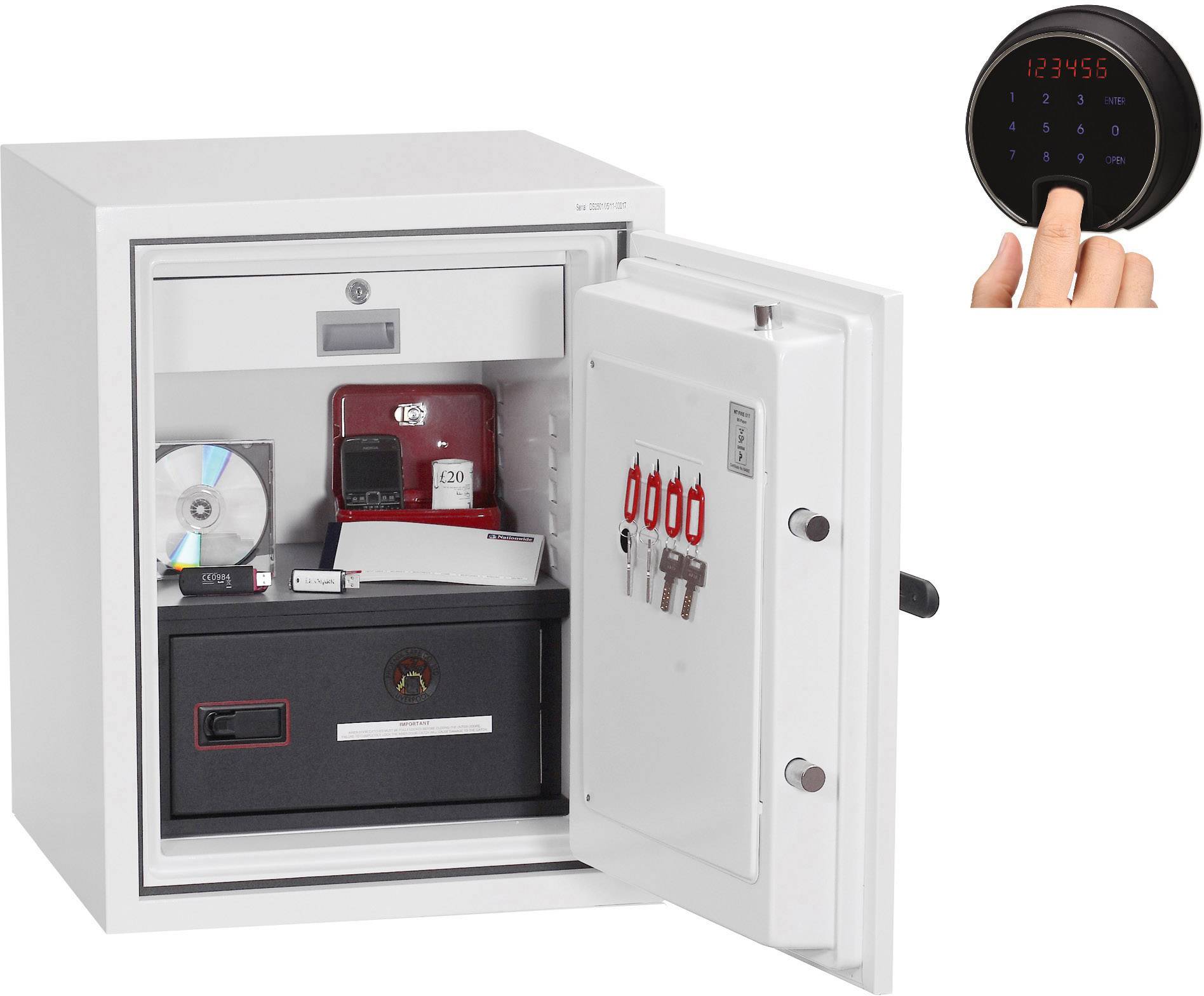 Tresor mit geöffneter Tür zeigt geordneten Inhalt: Geldscheine, Münzen, Schlüssel, CD. Rechts oben ein Codeschloss mit Ziffern.