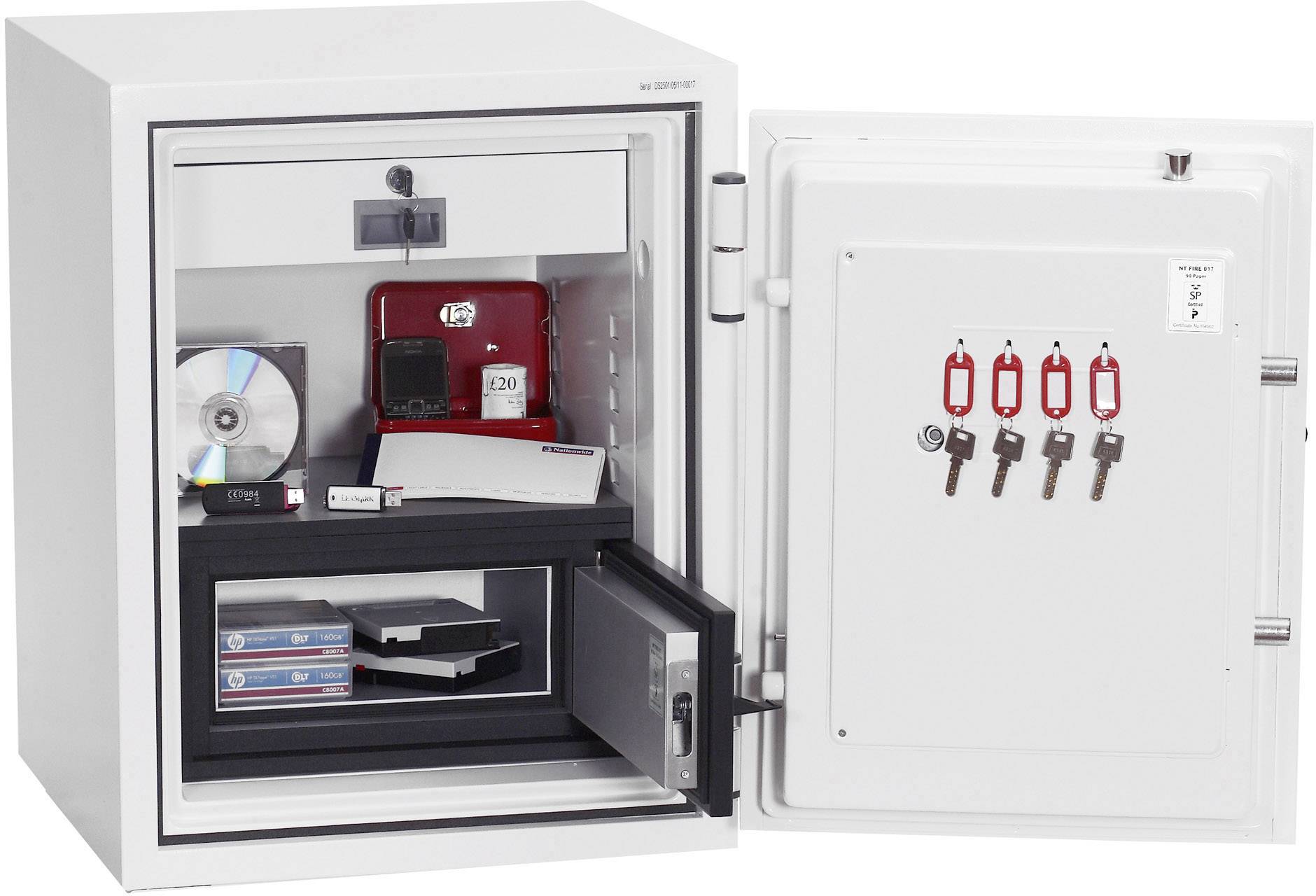 Ein geöffneter Tresor zeigt diverse gespeicherte Objekte: CDs, Festplatten und beschriftete Ordner. An der Tür hängen vier Schlüssel.