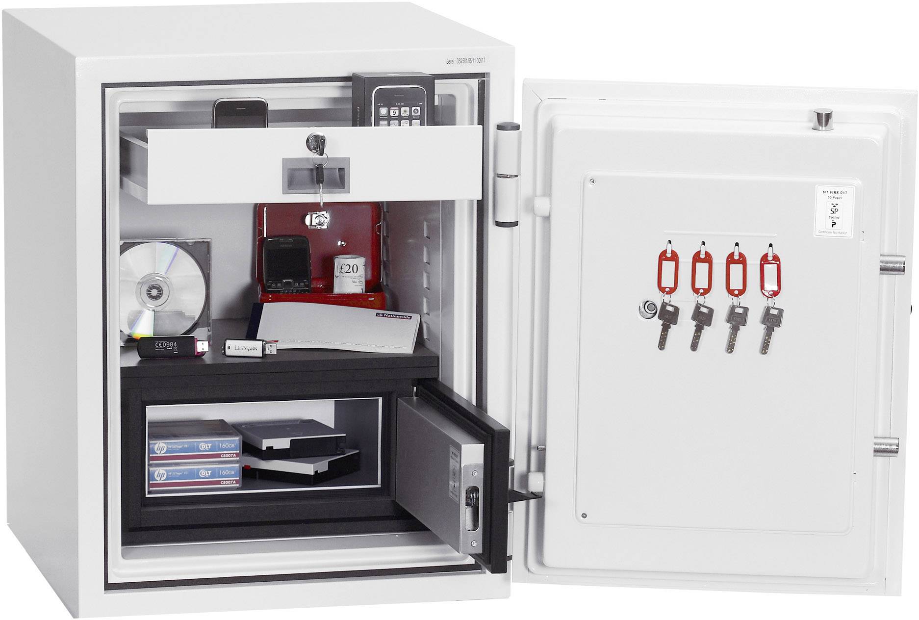 Geöffneter Tresor mit mehreren Fächern, darin elektronische Geräte wie Festplatte und USB-Laufwerke, CDs, Schlüssel und Dokumente.